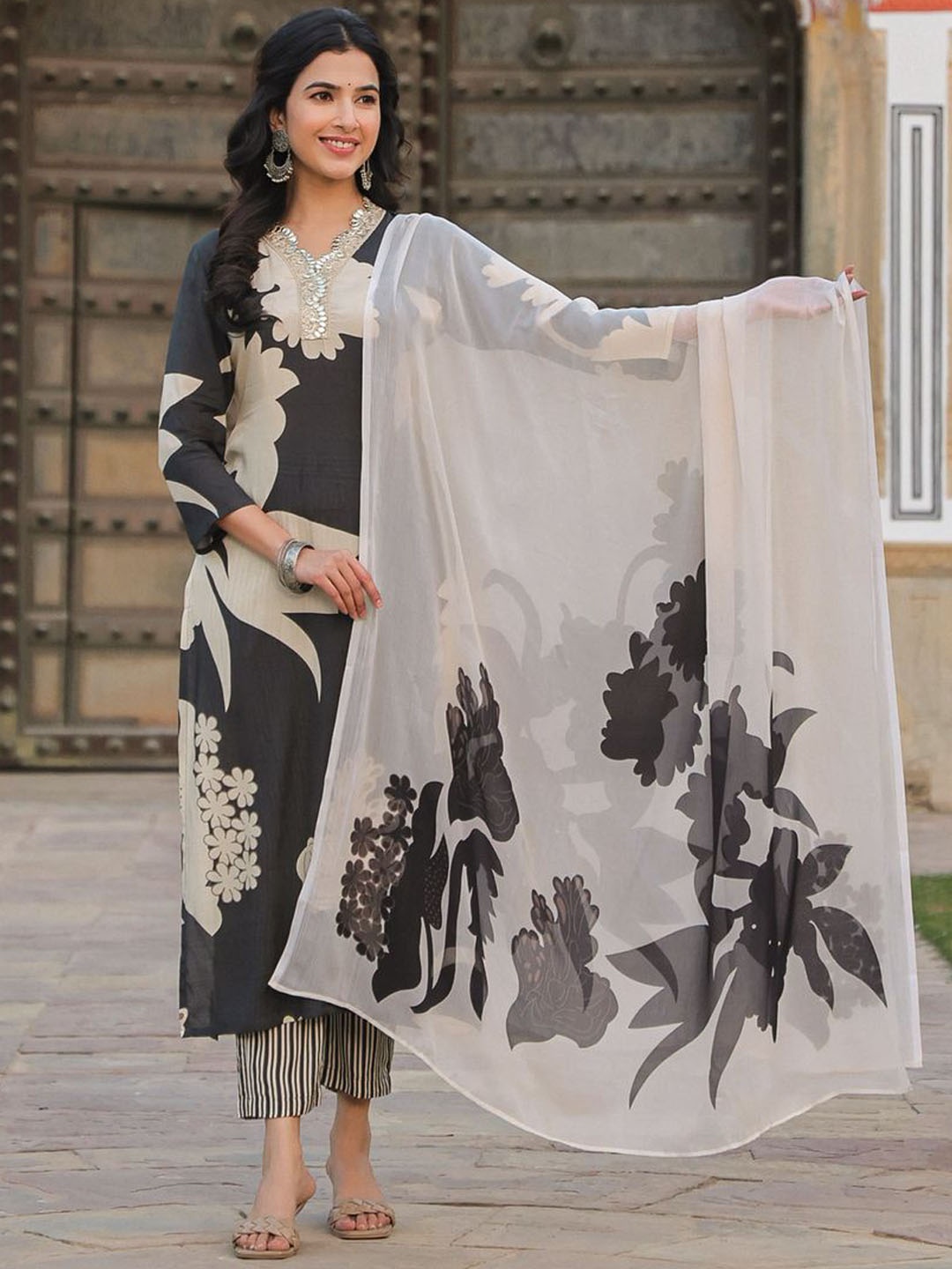 

GoSriKi Women Floral Printed Regular Kurta with Trousers & With Dupatta, Black