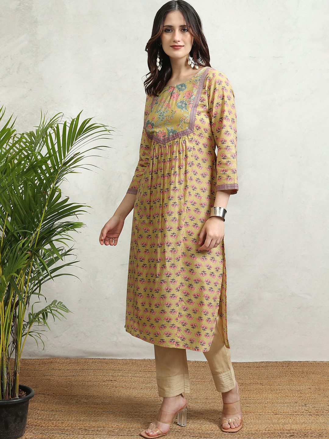 

Vishudh Women Floral Printed Floral Kurta, Pink