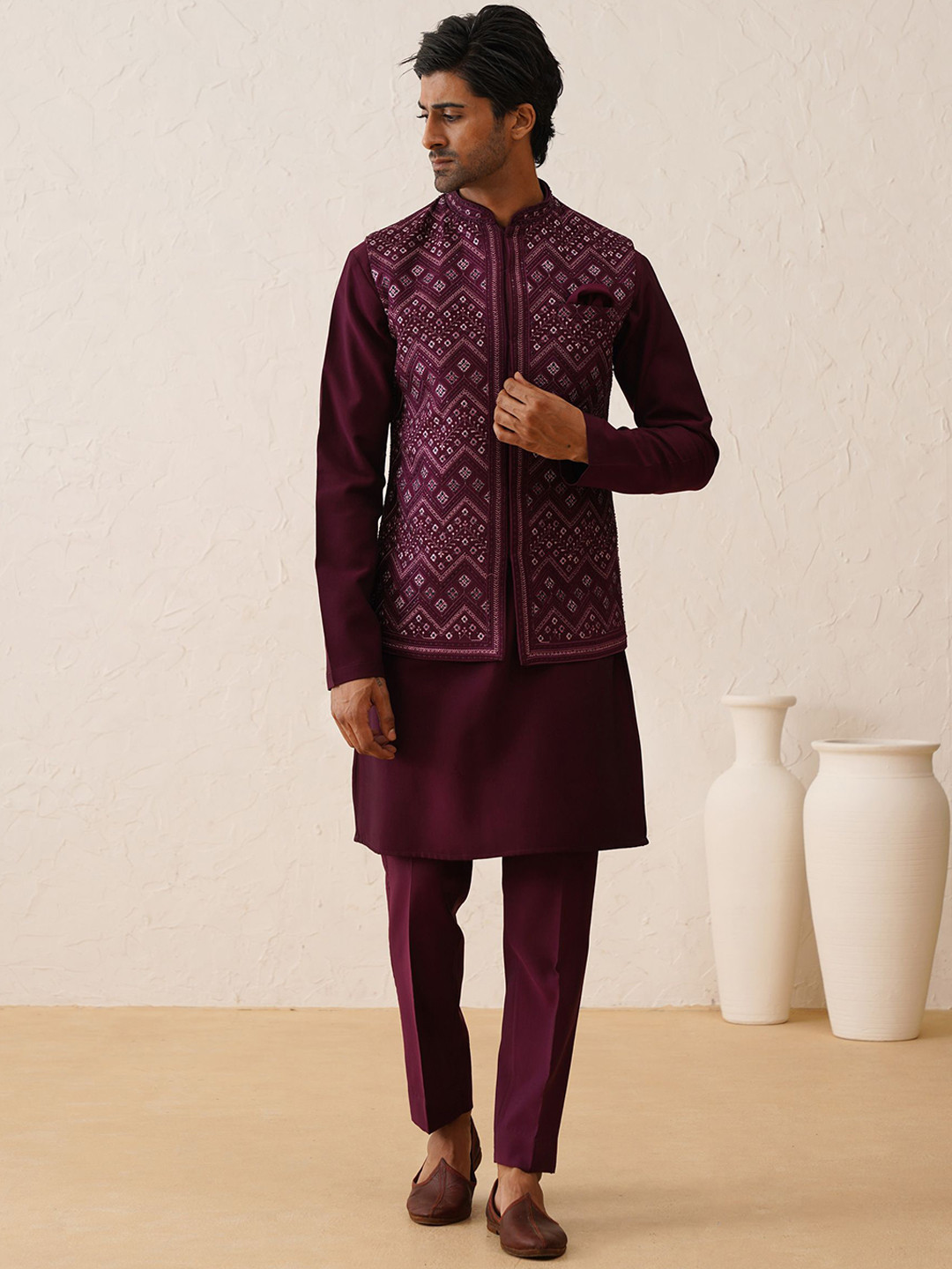 

Denis Parkar Mandarin Collar Thread Work Kurta With Trousers, Burgundy