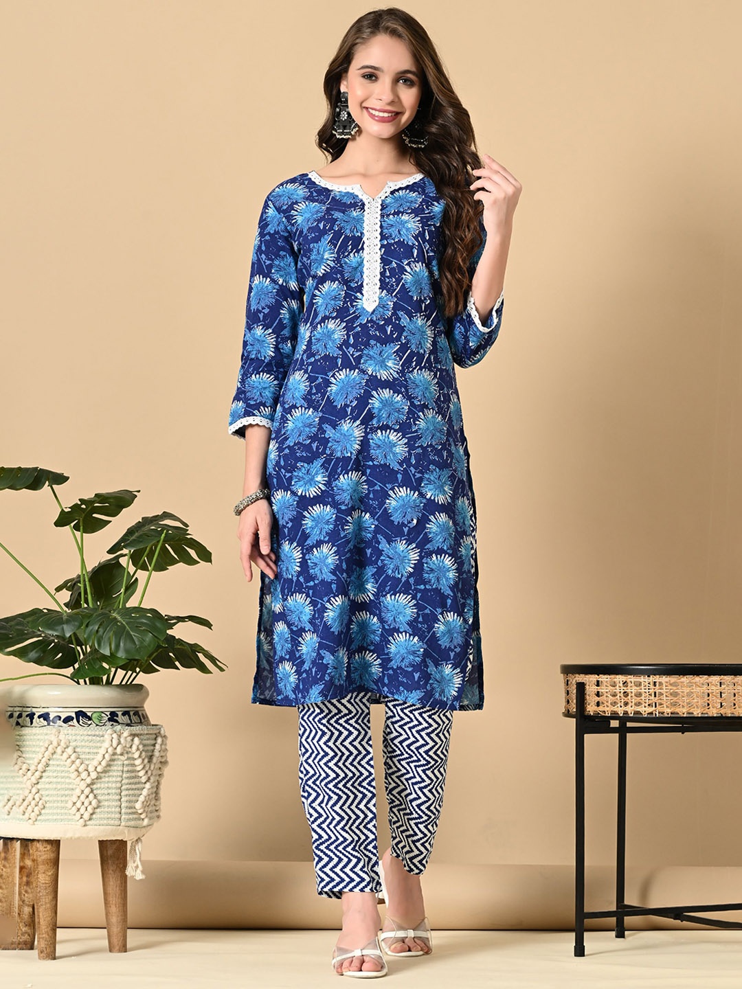 

ANNSH APPAREL Floral Printed Thread Work Straight Kurta With Trouser, Blue