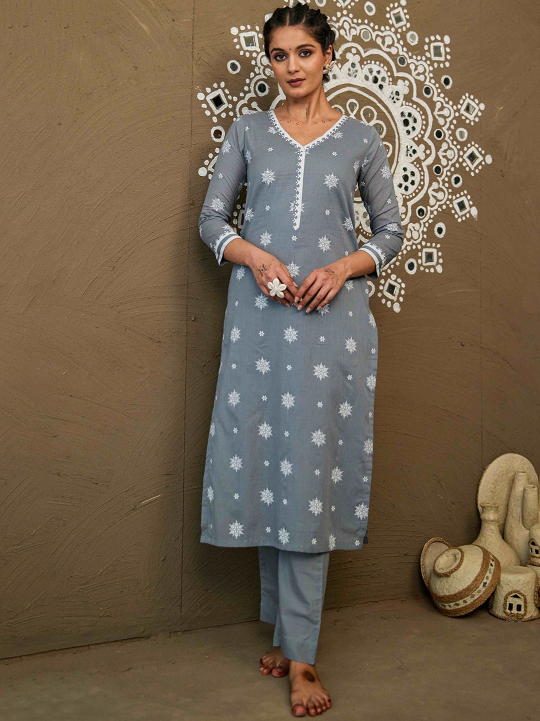 

PINK CACTII Women Geometric Striped Thread Work Kurta, Grey