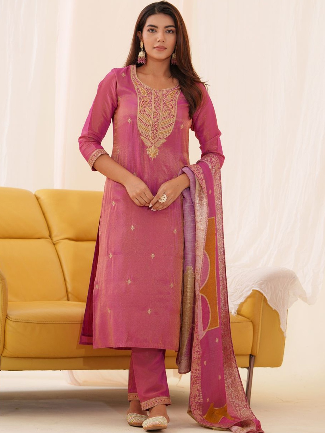 

House of Pataudi Floral Embroidered Chanderi Silk Straight Kurta with Trousers, Peach