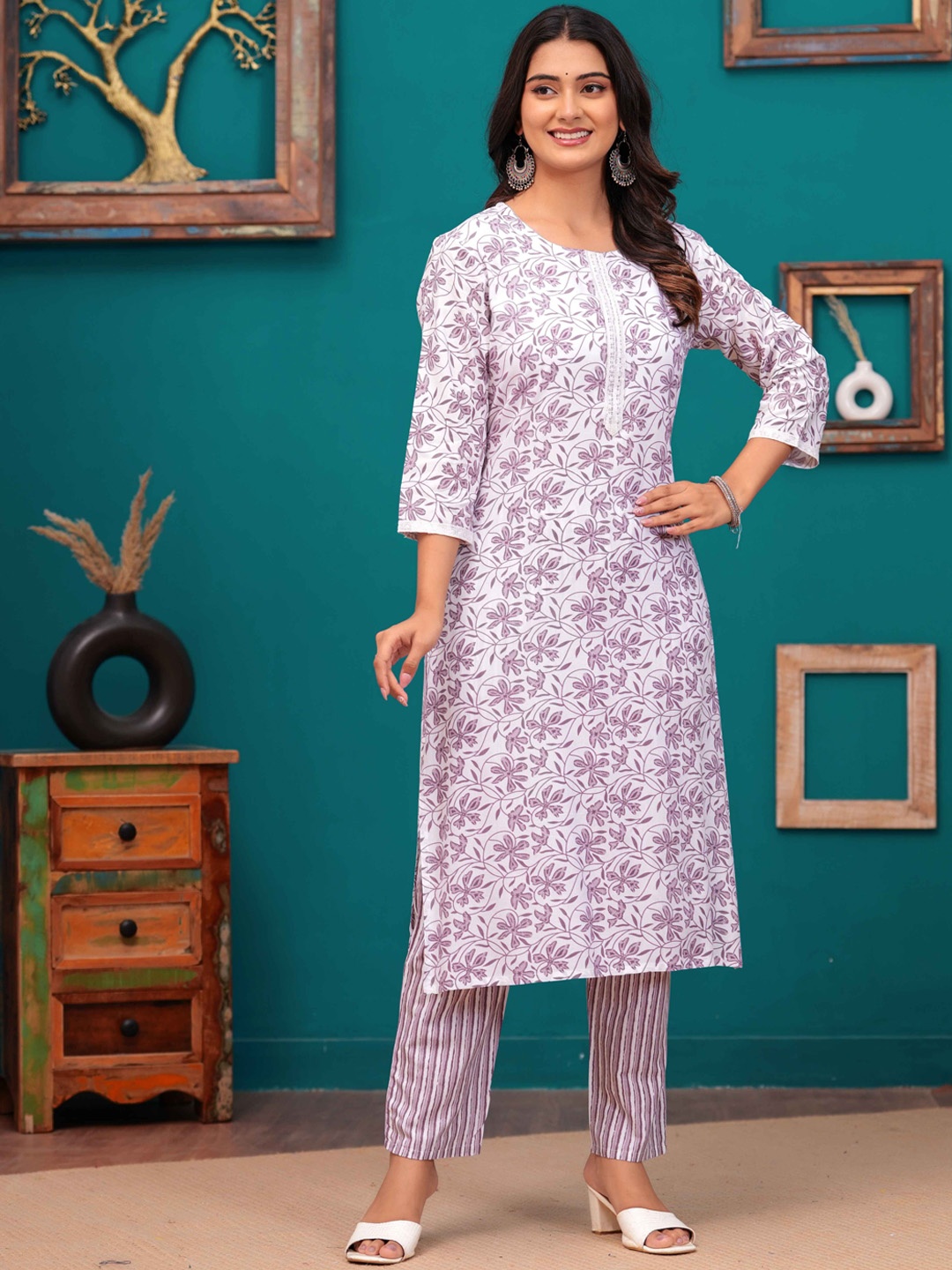 

YUSRA Floral Printed Lace Detail Straight Kurta With Palazzo, Grey