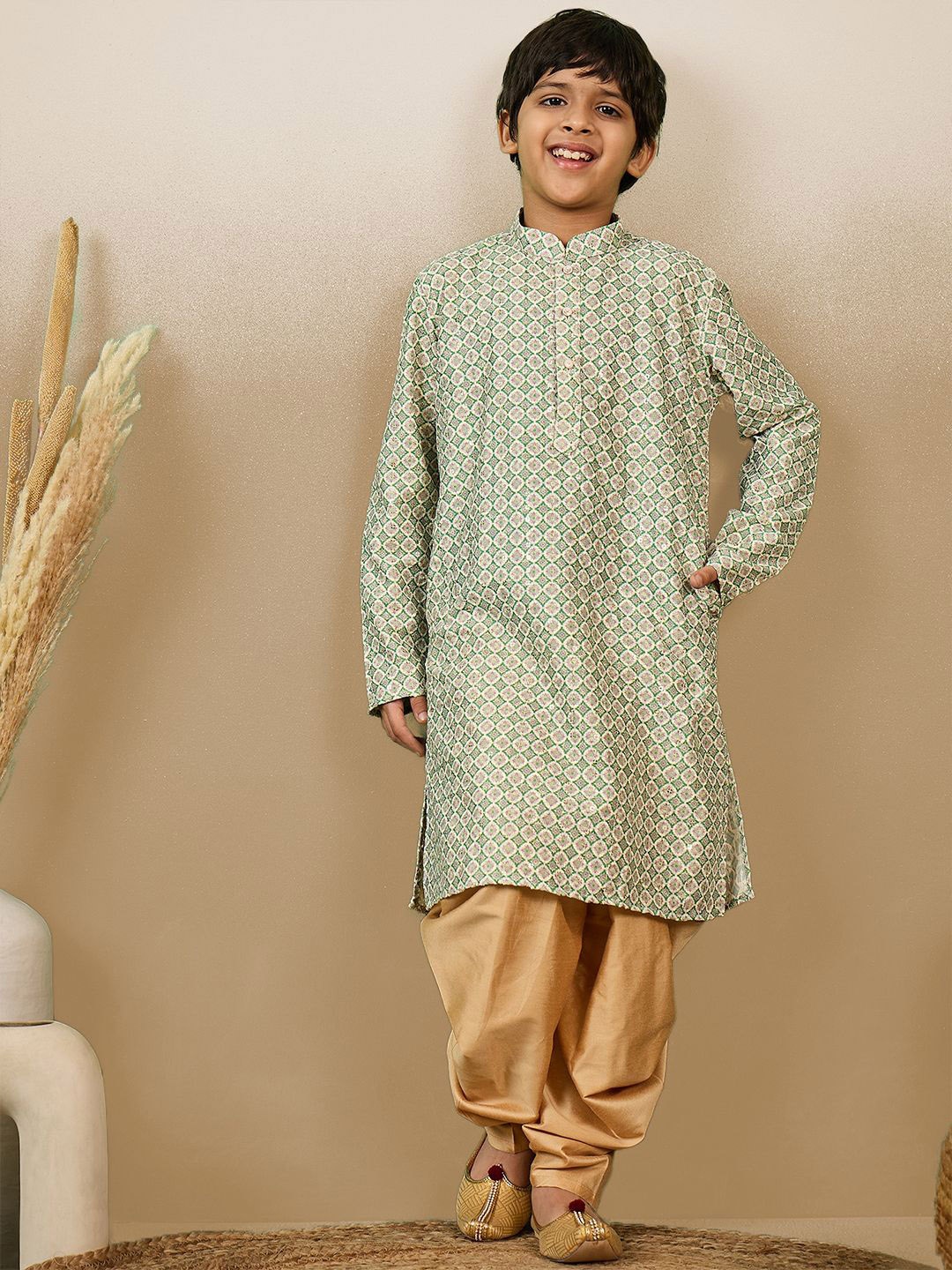 

Here&Now X Sanwara Boys Floral Printed Regular Sequinned Pure Cotton Kurta with Salwar, Green