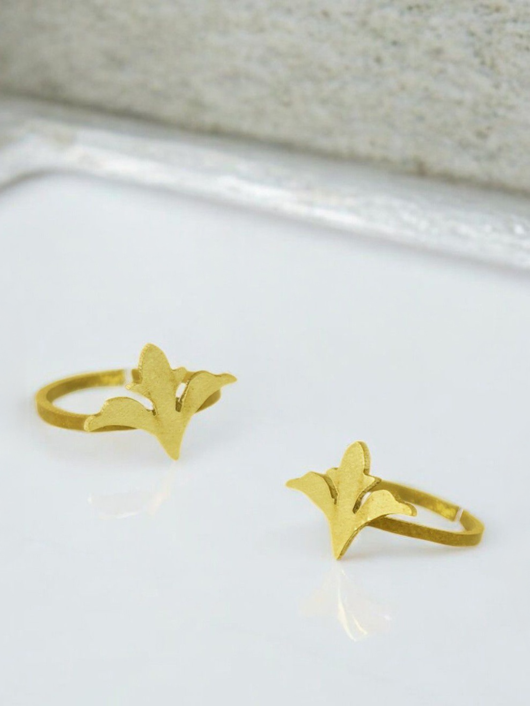 

Goldnera Leaf Ethnic Toe Rings, Gold