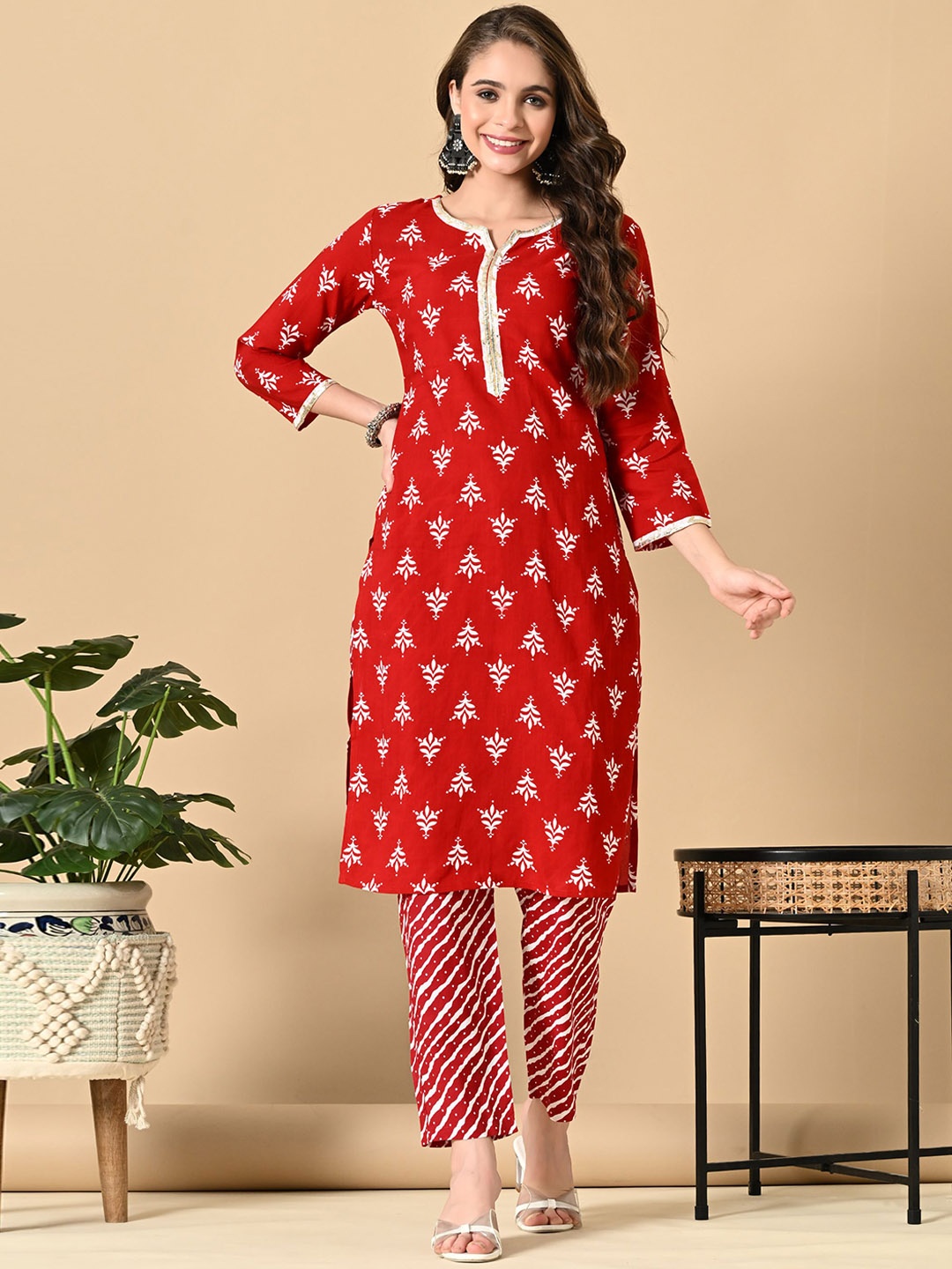 

ANNSH APPAREL Ethnic Motifs Printed Thread Work Straight Kurta With Trouser, Red
