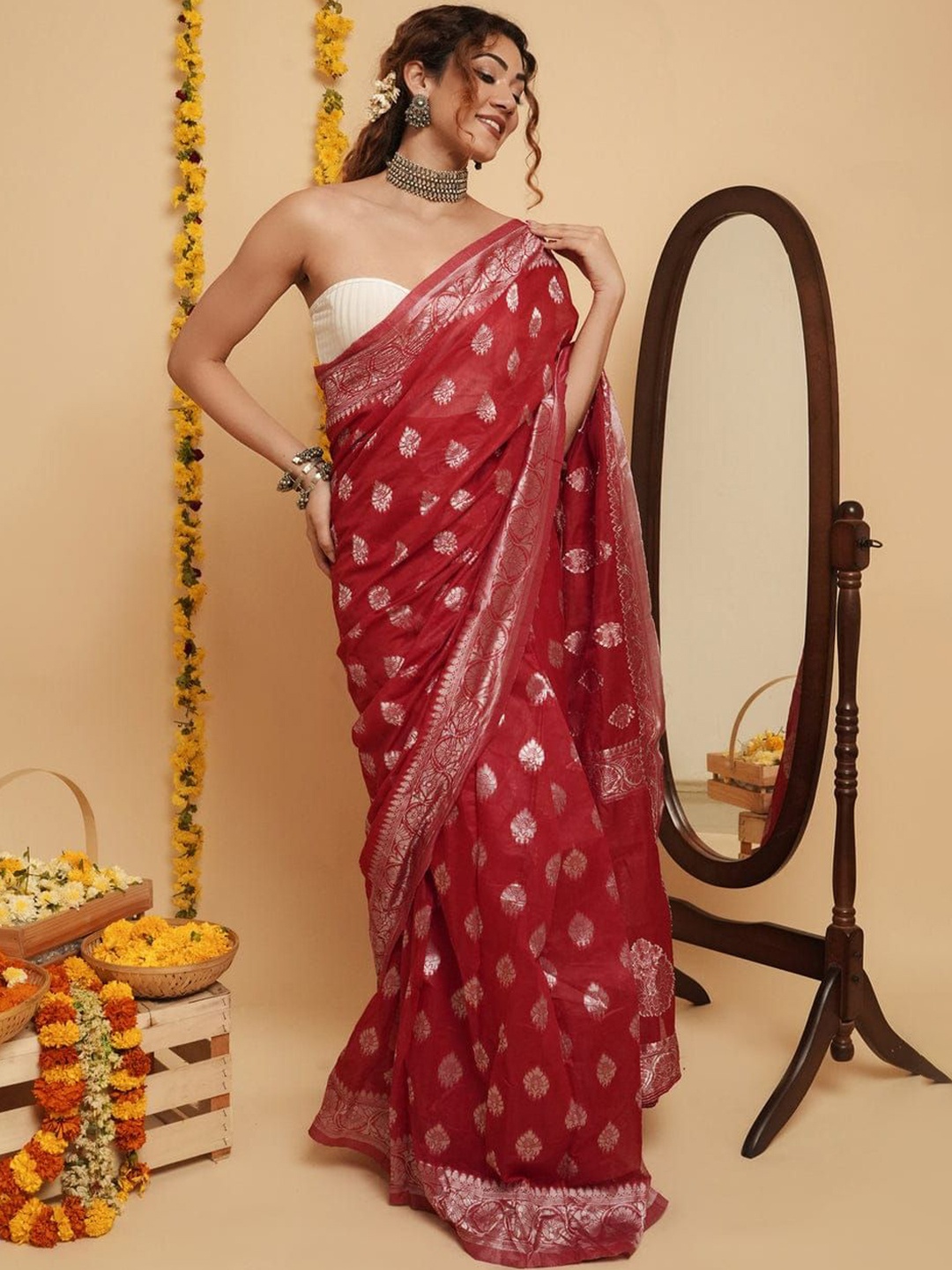 

STAVA CREATION Woven Design Zari Saree, Red