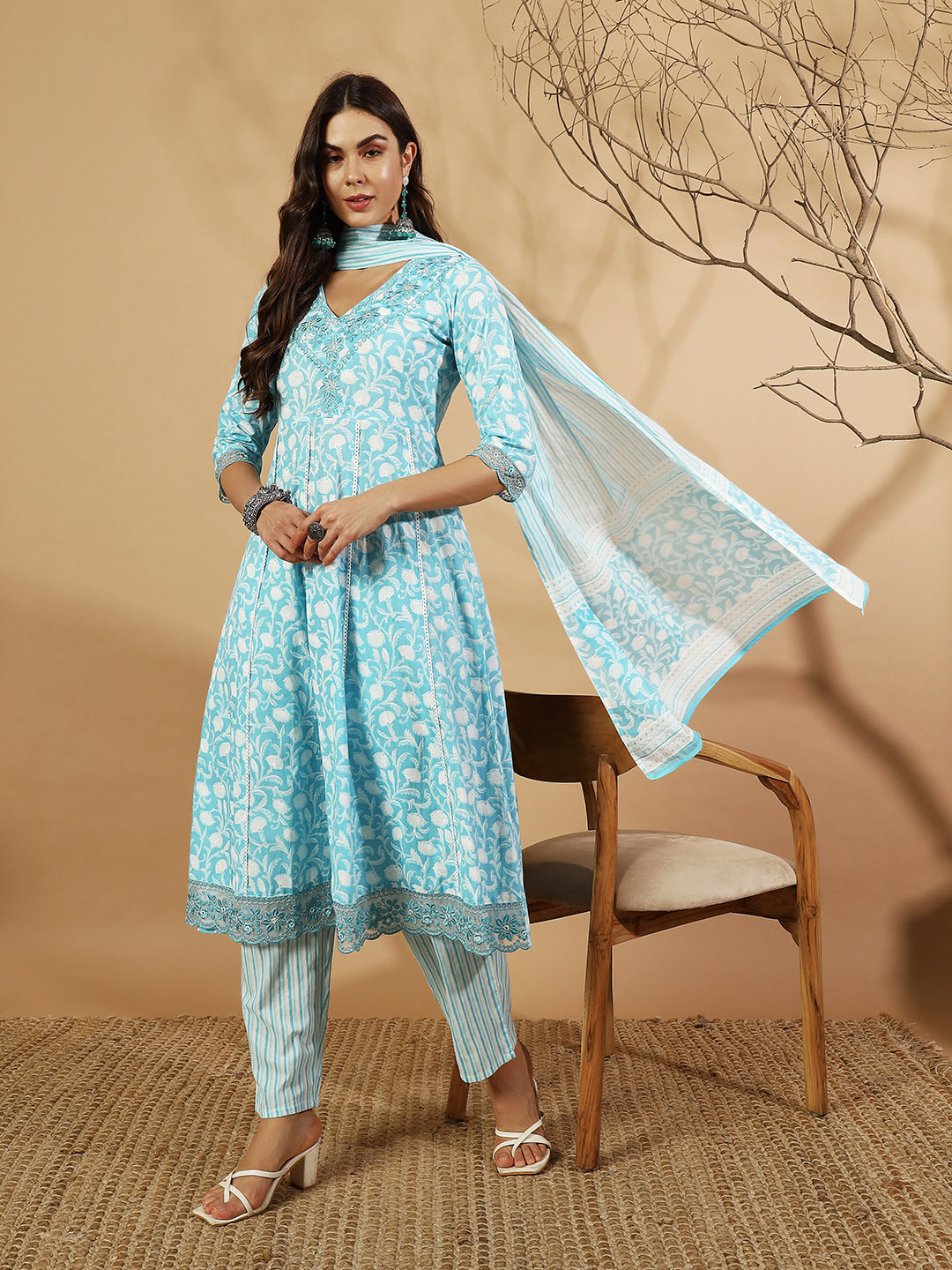 

IkDaiya Floral Printed Thread Work V-Neck Panelled Pure Cotton Kurta & Trousers & Dupatta, Blue