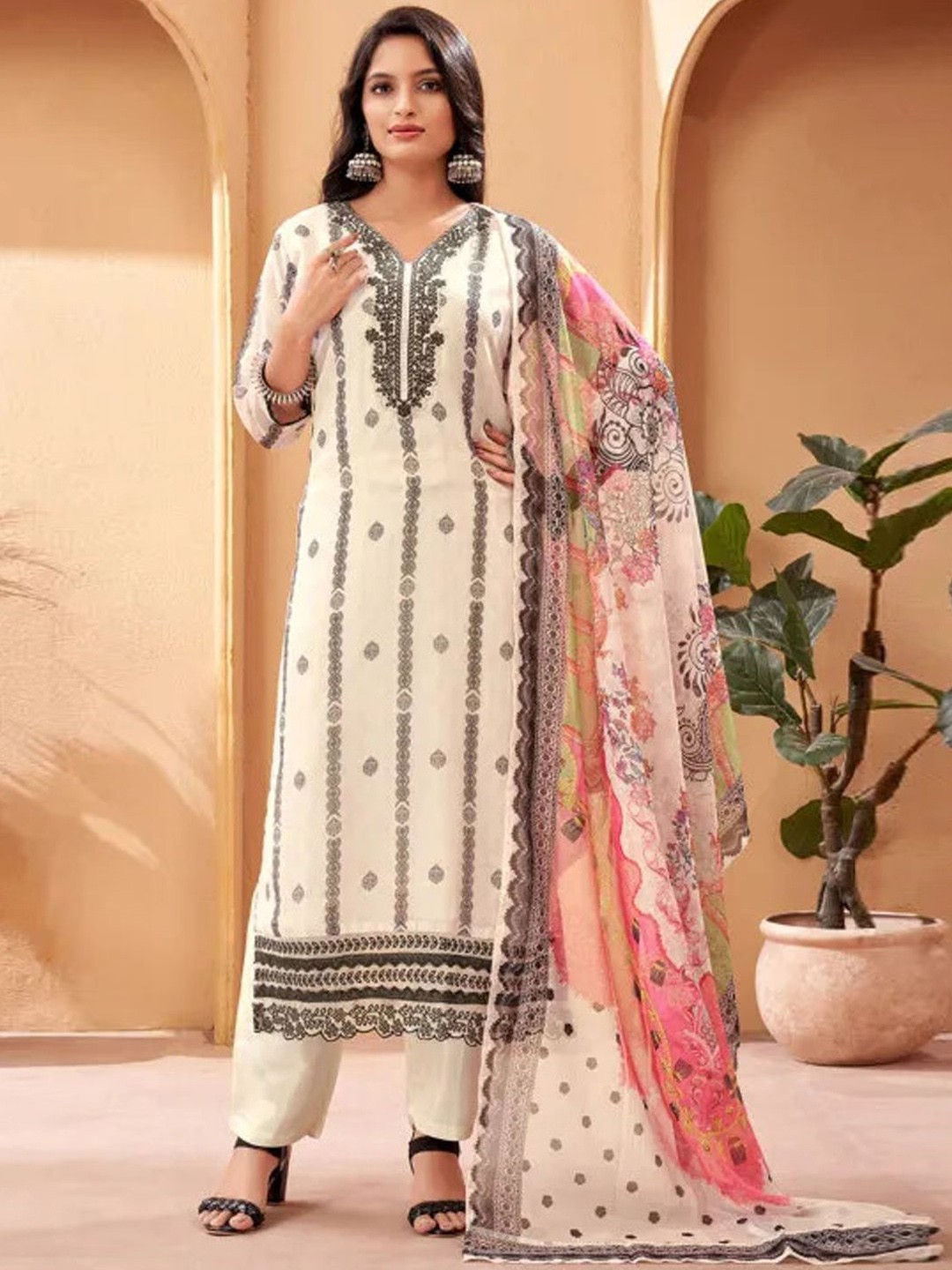

VredeVogel Ethnic Motifs Printed Regular Thread Work Kurta With Trousers & Dupatta, White