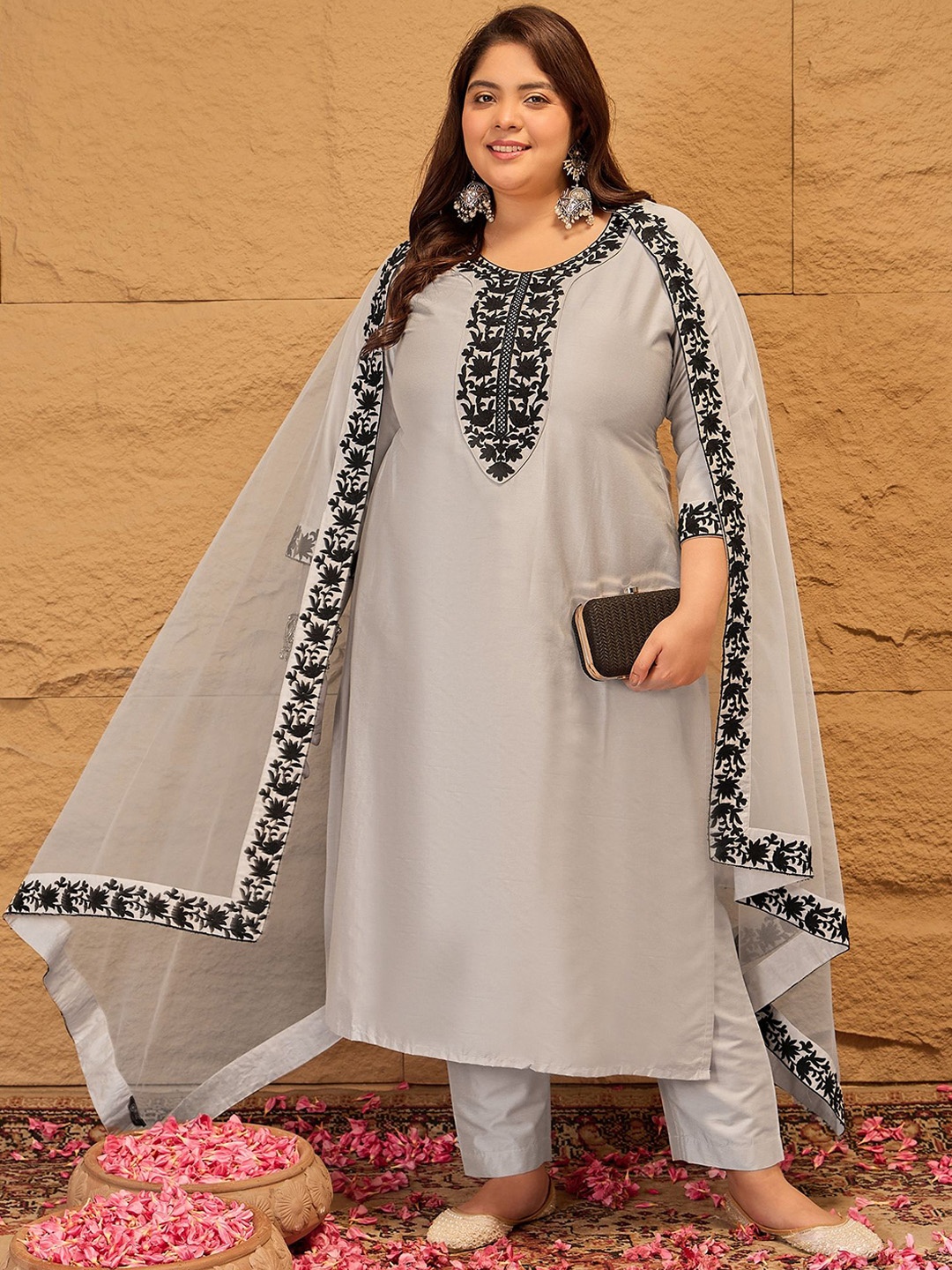 

INDDUS PLUS Plus Size Floral Embroidered Kurta With Trousers & Dupatta, Cream