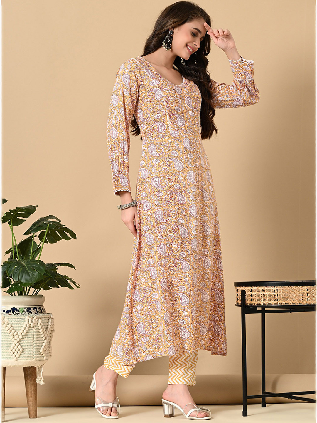 

ANNSH APPAREL Floral Printed Straight Kurta With Palazzos, Yellow