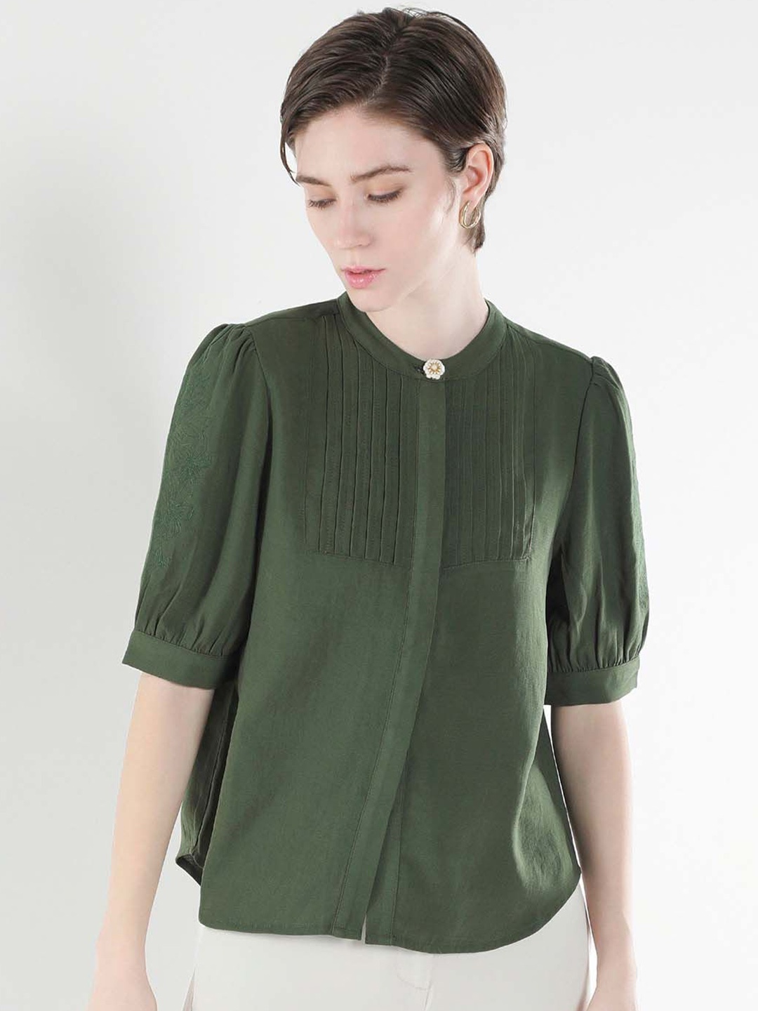 

RAREISM Women Solid Mandarin Collar Top, Olive