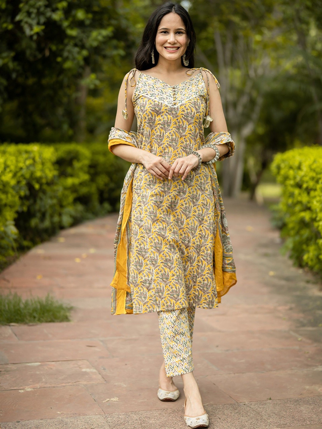 

GAYRAA Women Floral Printed Regular Pure Cotton Kurta with Trousers & With Dupatta, Yellow