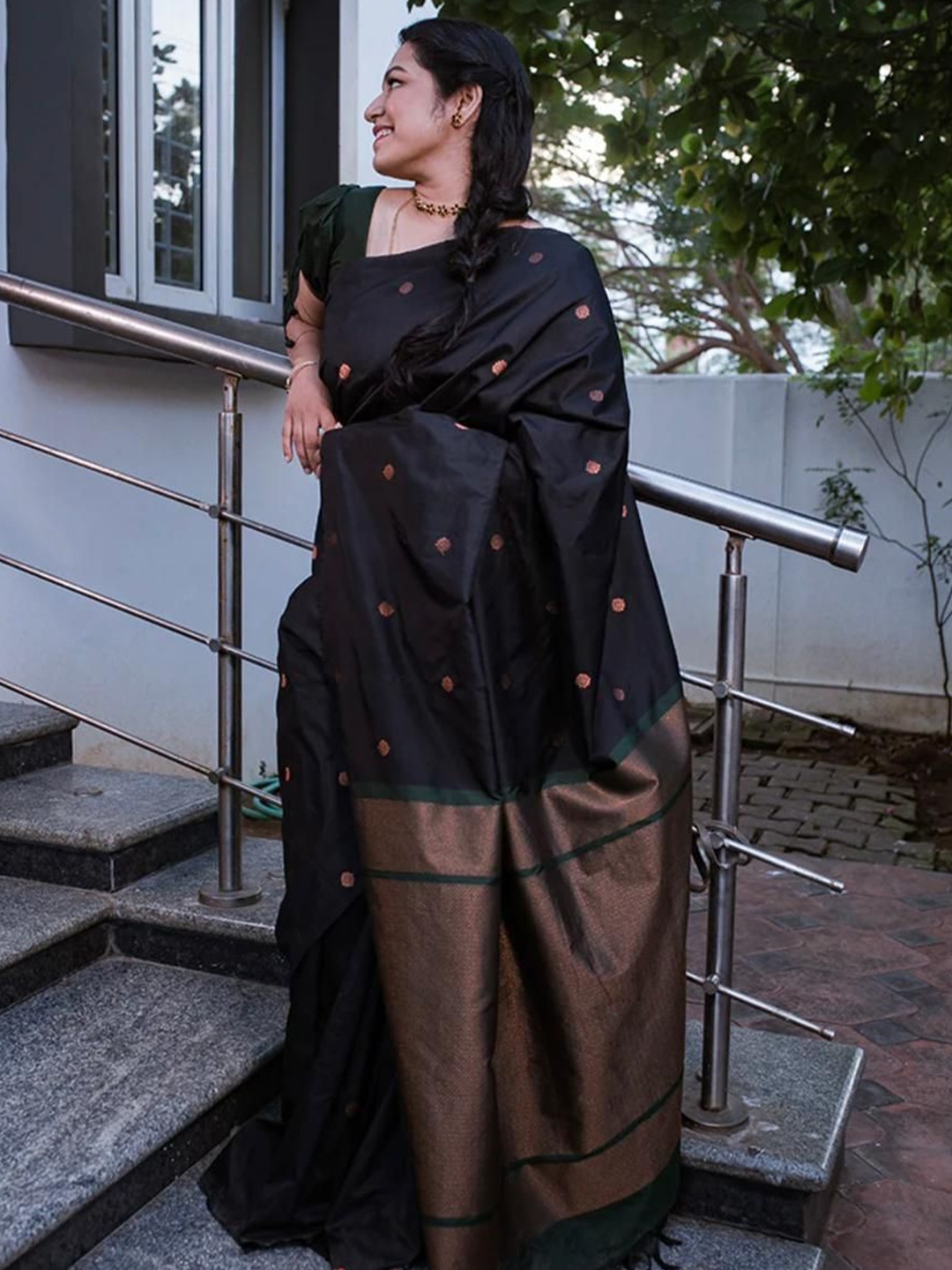 

QENY Woven Design Zari Art Silk Banarasi Saree, Black