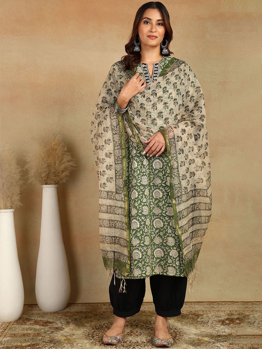 

Tahiliya Floral Printed Notch Neck Straight Kurta, Green