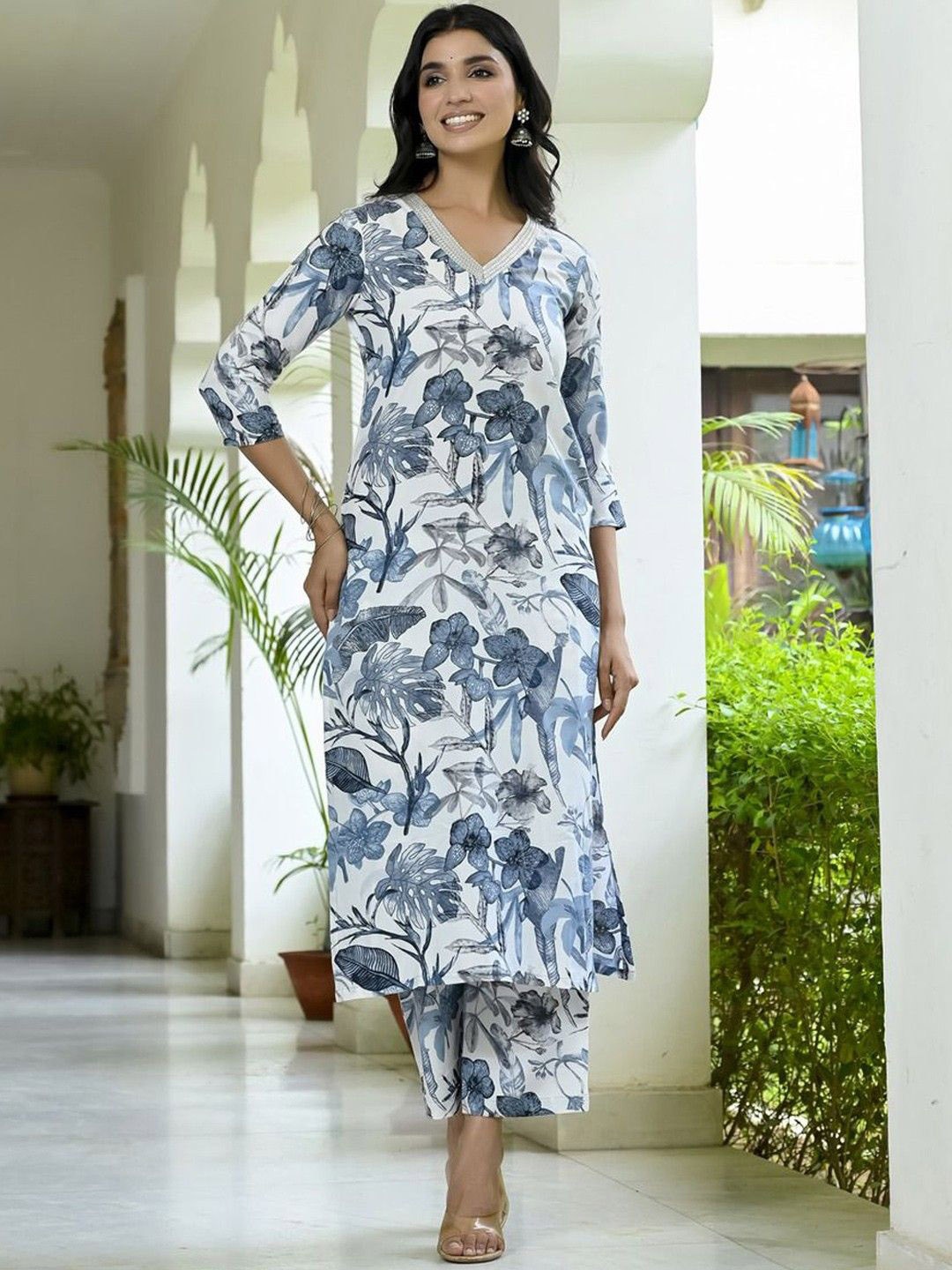 

GoSriKi Women Floral Printed Regular Kurta with Palazzos, White