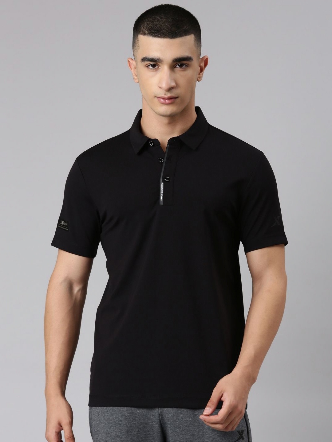 

Xtep Men Solid Polo Collar T-shirt, Black