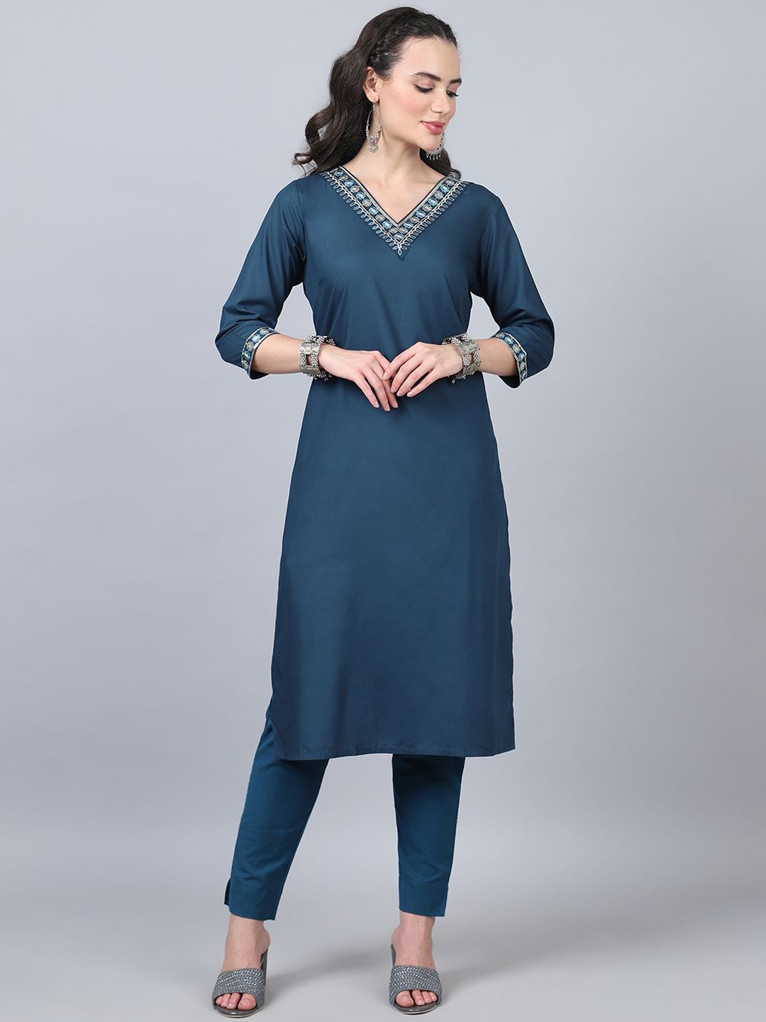 

FLAMBOYANT Women Embroidered Kurta, Blue