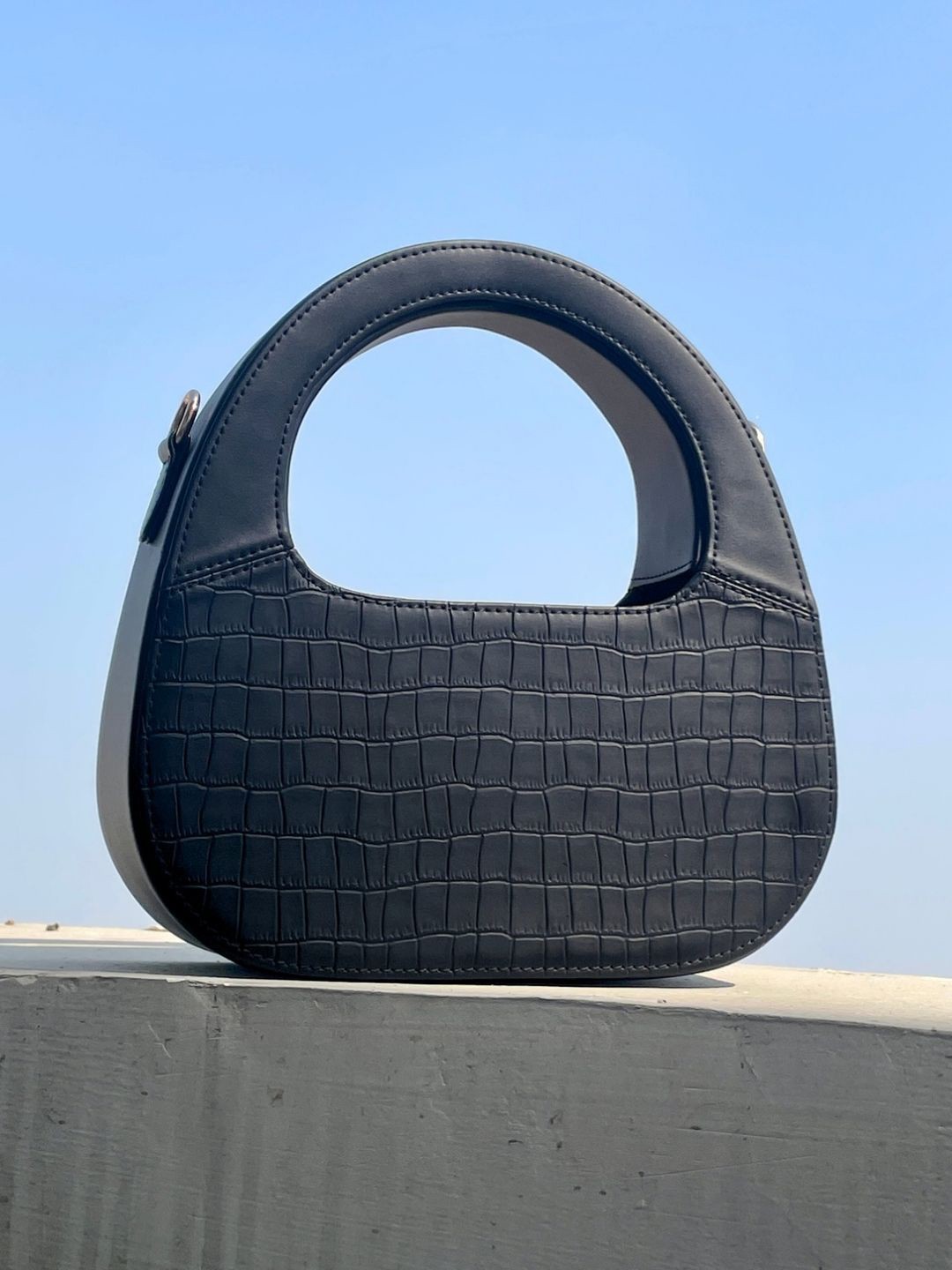 

Hues Studio Structured bag with detachable sling strap, Black