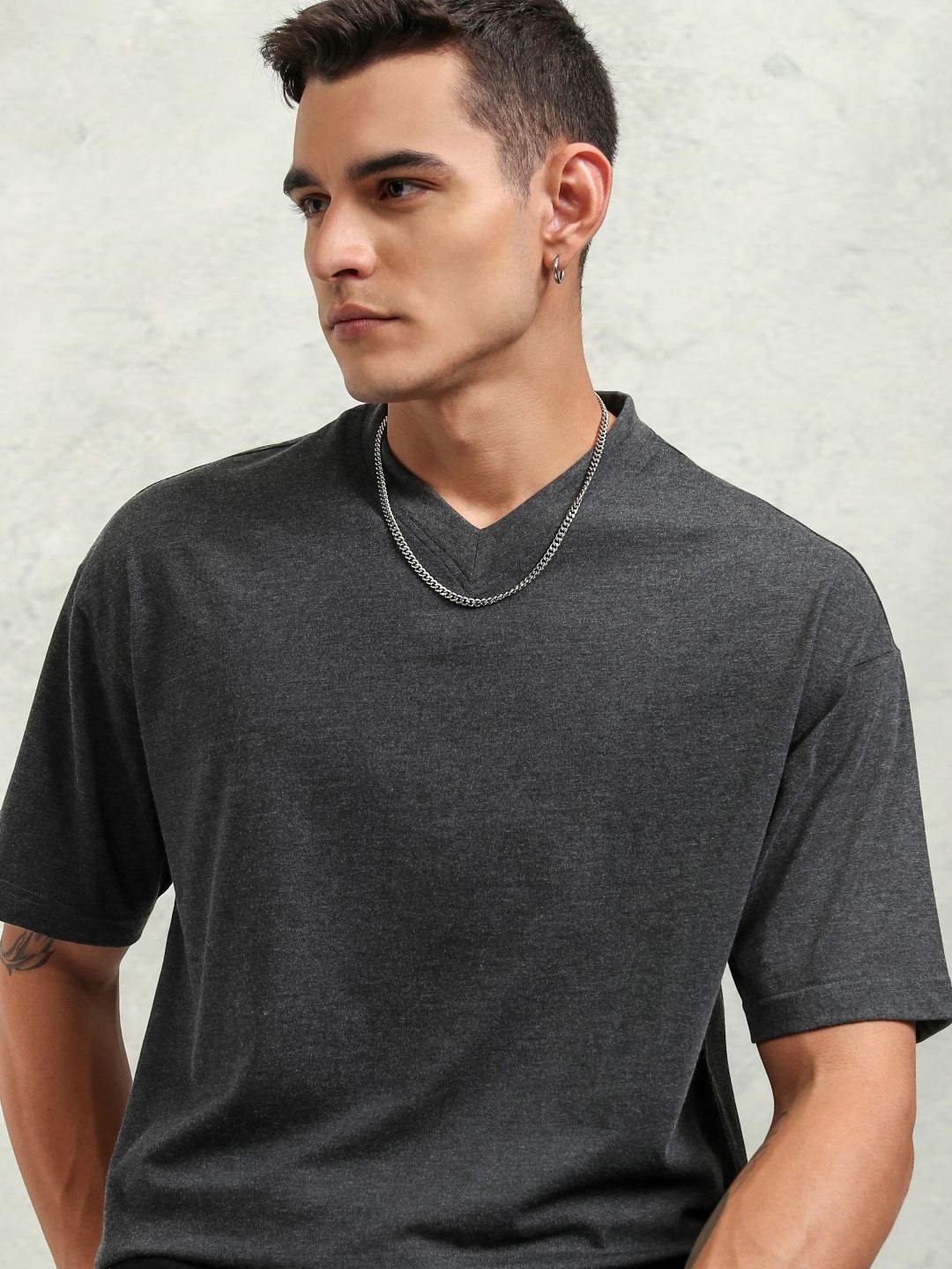 

HIGHLANDER Men V-Neck Oversized T-shirt, Grey