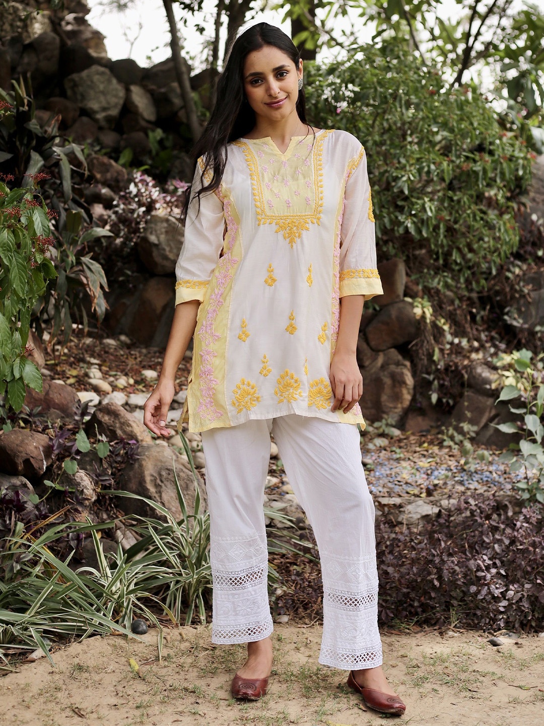

HOUSE OF KARI Floral Embroidered Notch Neck Chikankari Straight Kurta, White