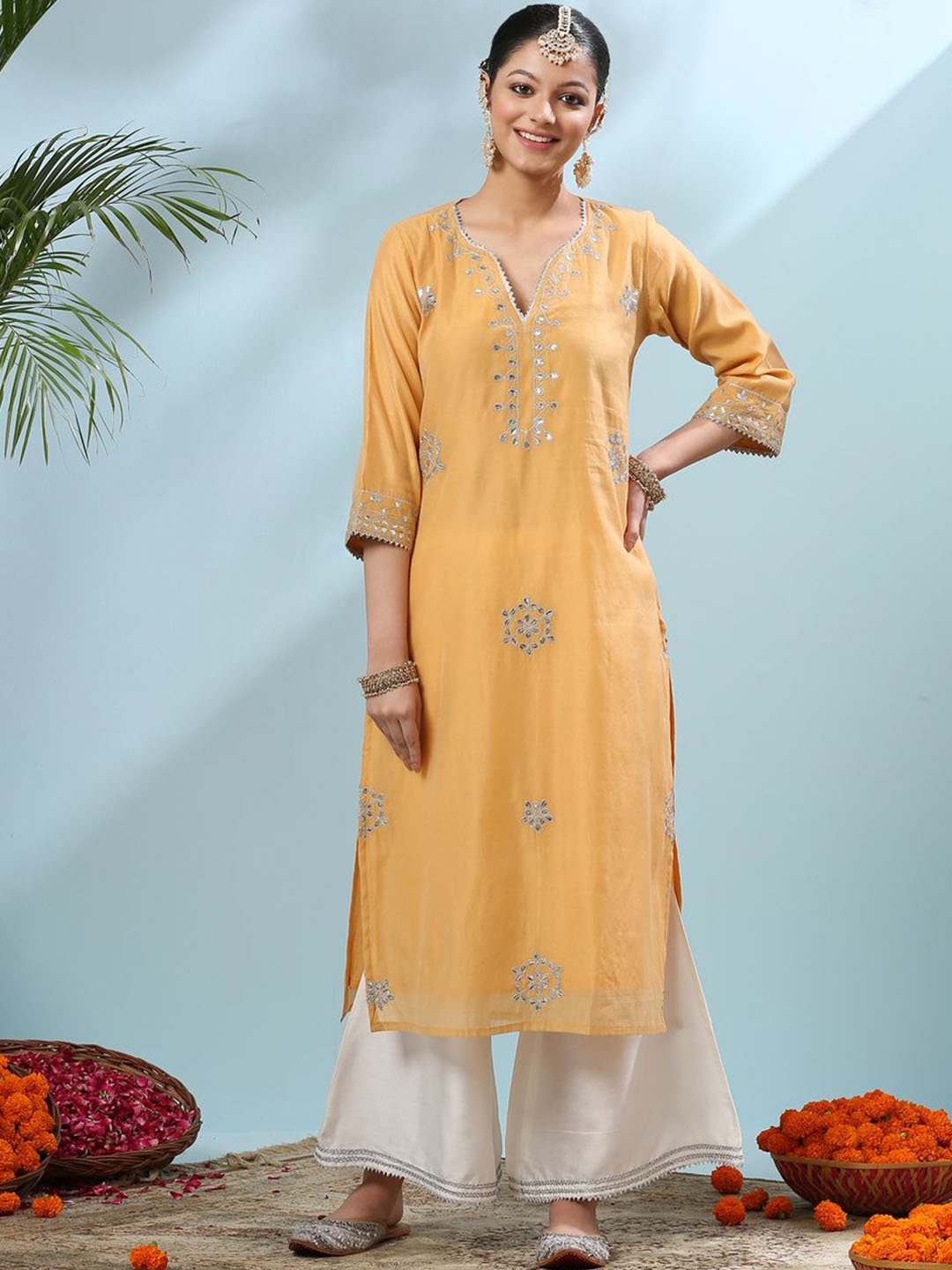 

Tahiliya Floral Embroidered Thread Work V Neck Chanderi Silk Straight Kurta, Yellow