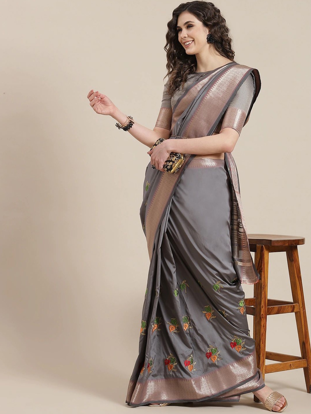 

KAVINDI Floral Embroidered Silk Cotton Saree, Grey