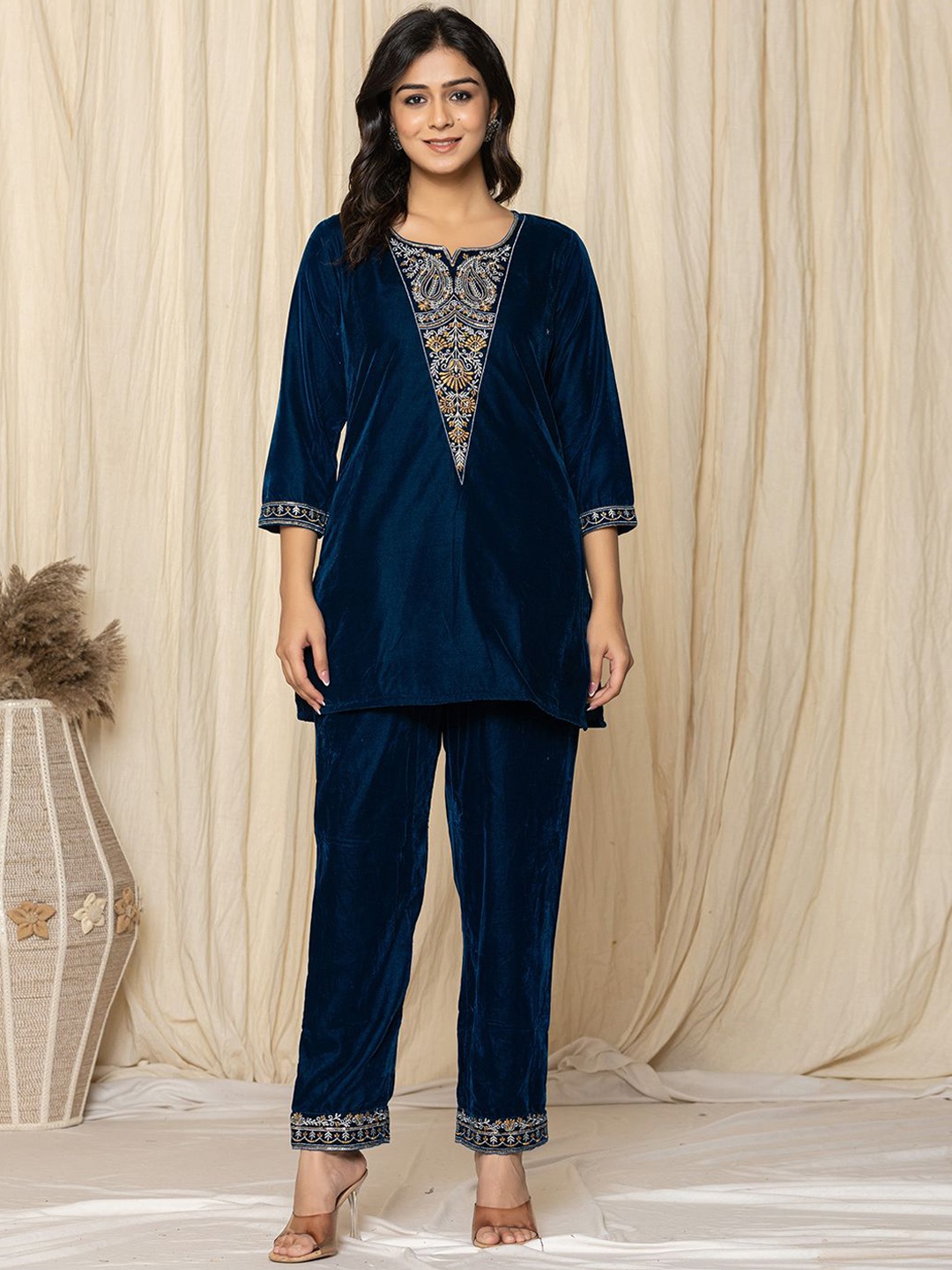 

Yufta Floral Embroidered Notched Round Neck Velvet Tunic With Trousers, Navy blue