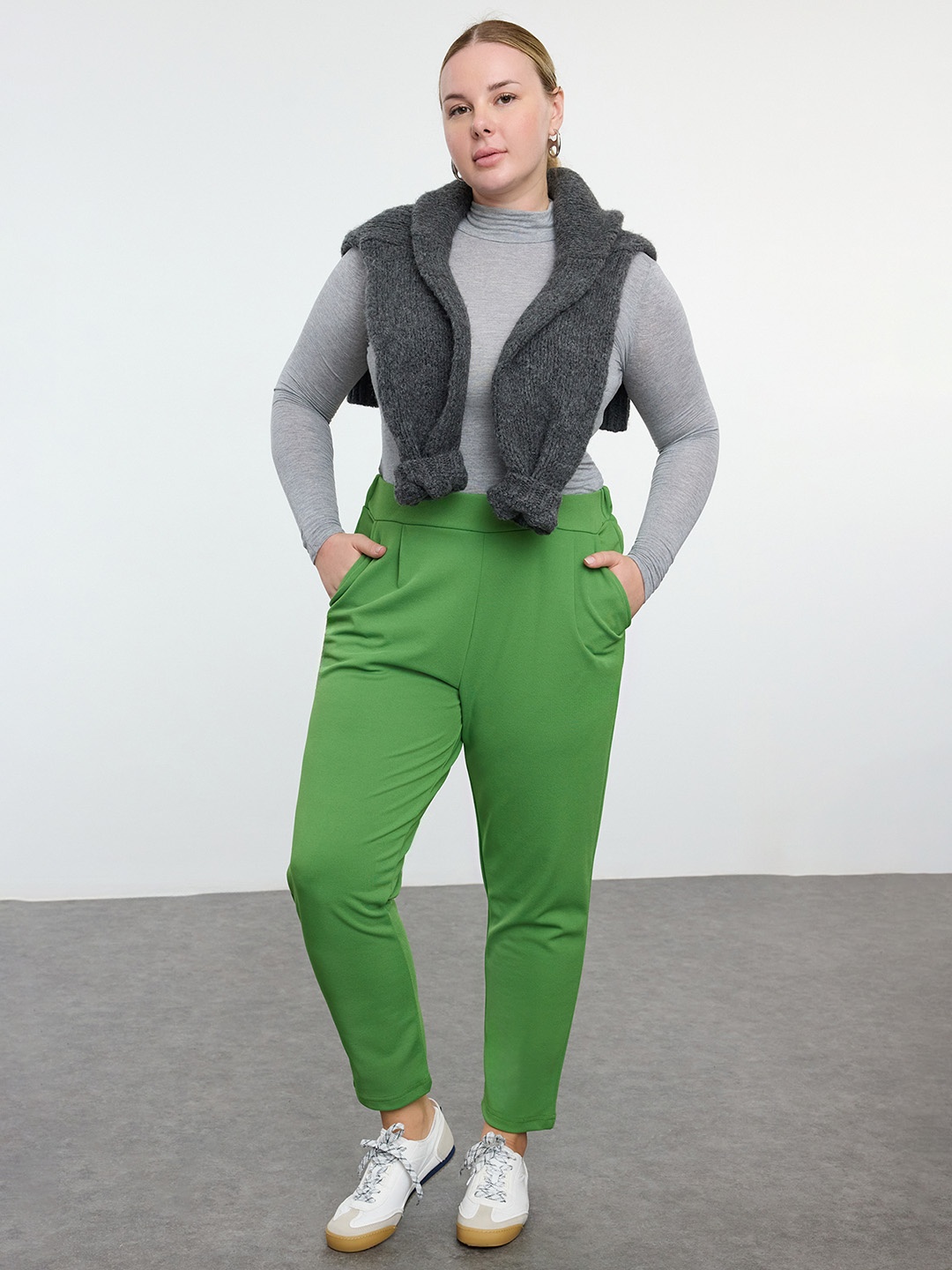 

Trendyol Women Trousers, Na