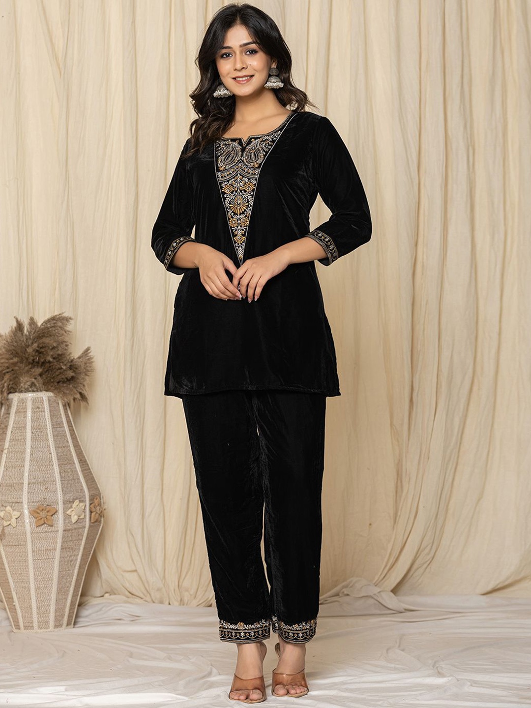 

Yufta Floral Embroidered Notched Round Neck Velvet Tunic With Trousers, Black