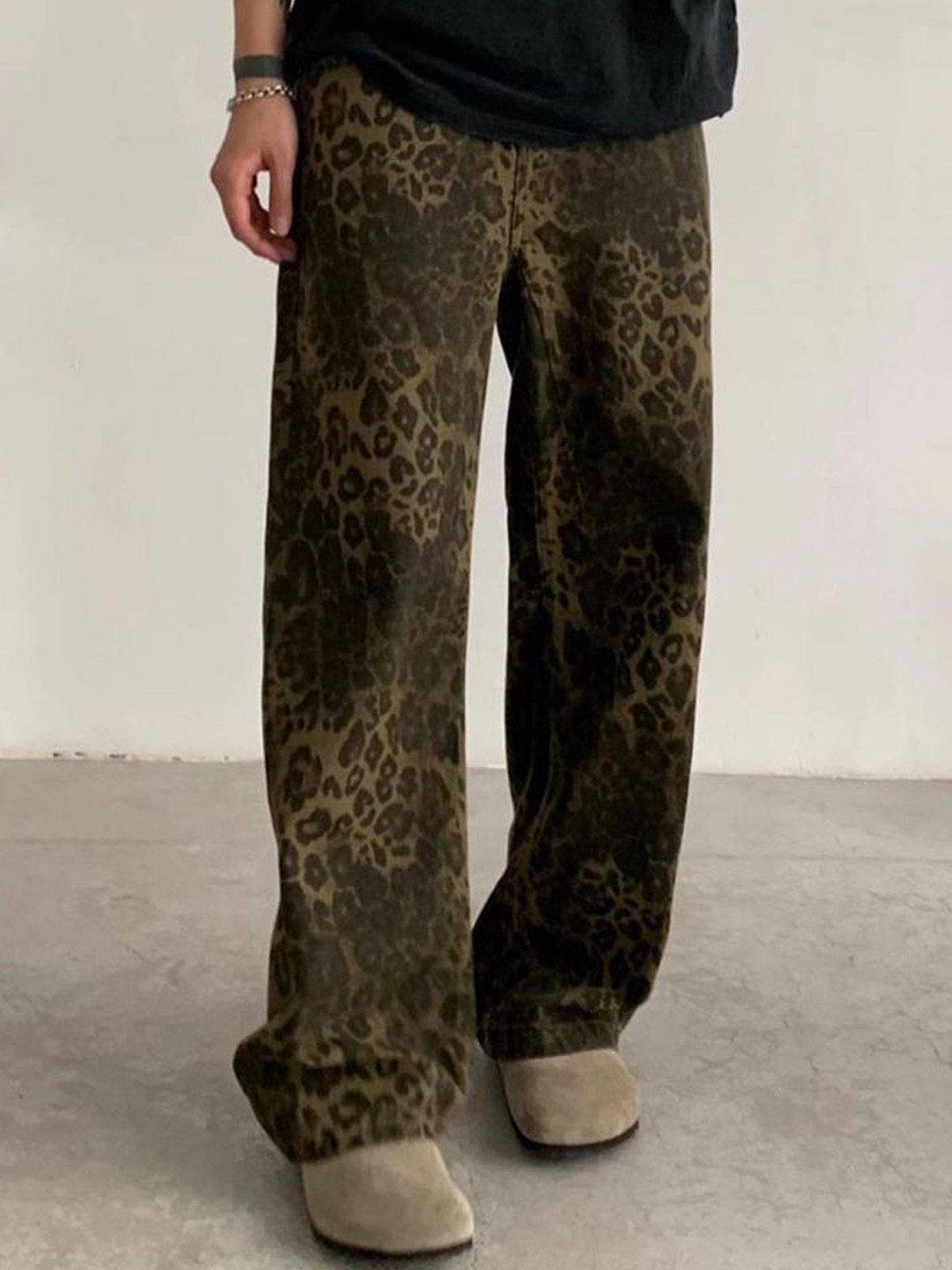 

StyleCast x Revolte Men Printed Easy Wash Mid-Rise Cargos Trousers, Brown