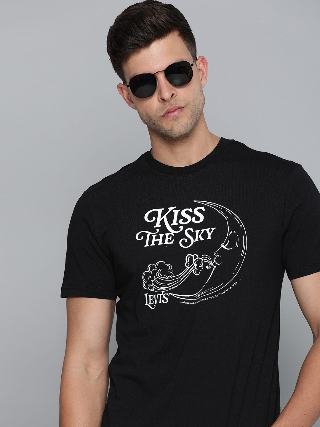 

Levis Men Brand Logo Printed Pure Cotton T-shirt, Black