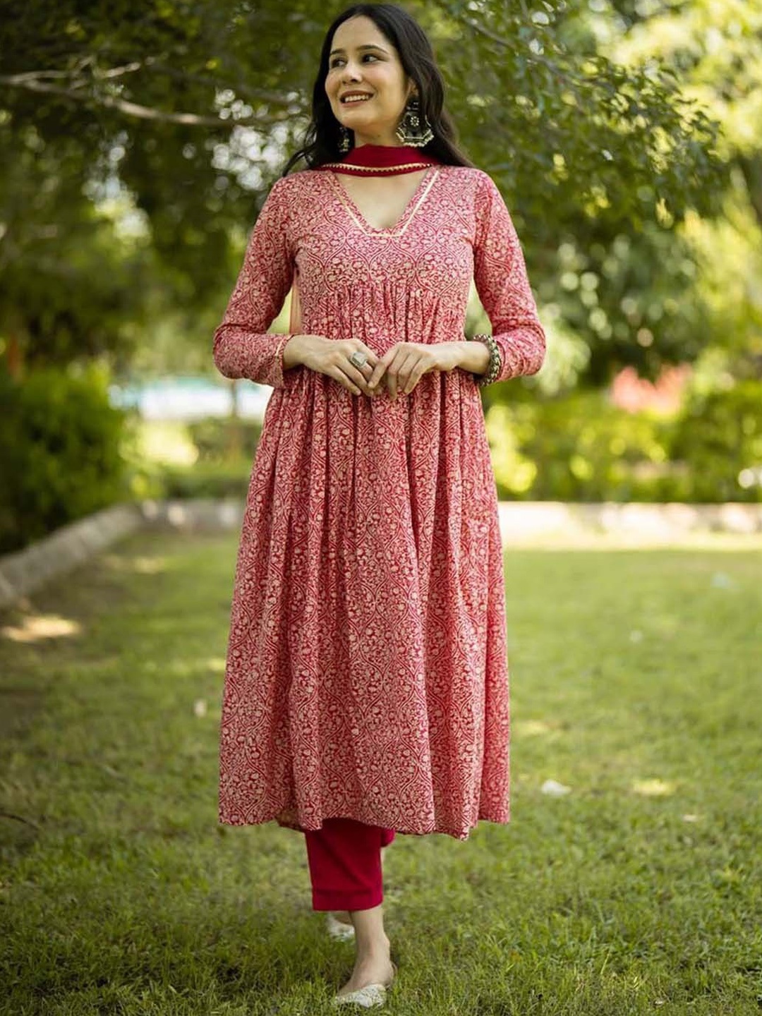 

GoSriKi Women Ethnic Motifs Printed Regular Gotta Patti Kurta with Trousers & With Dupatta, Pink