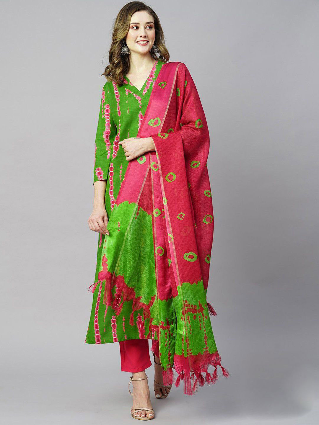 

GoSriKi Women Printed Regular Kurta with Trousers & With Dupatta, Green