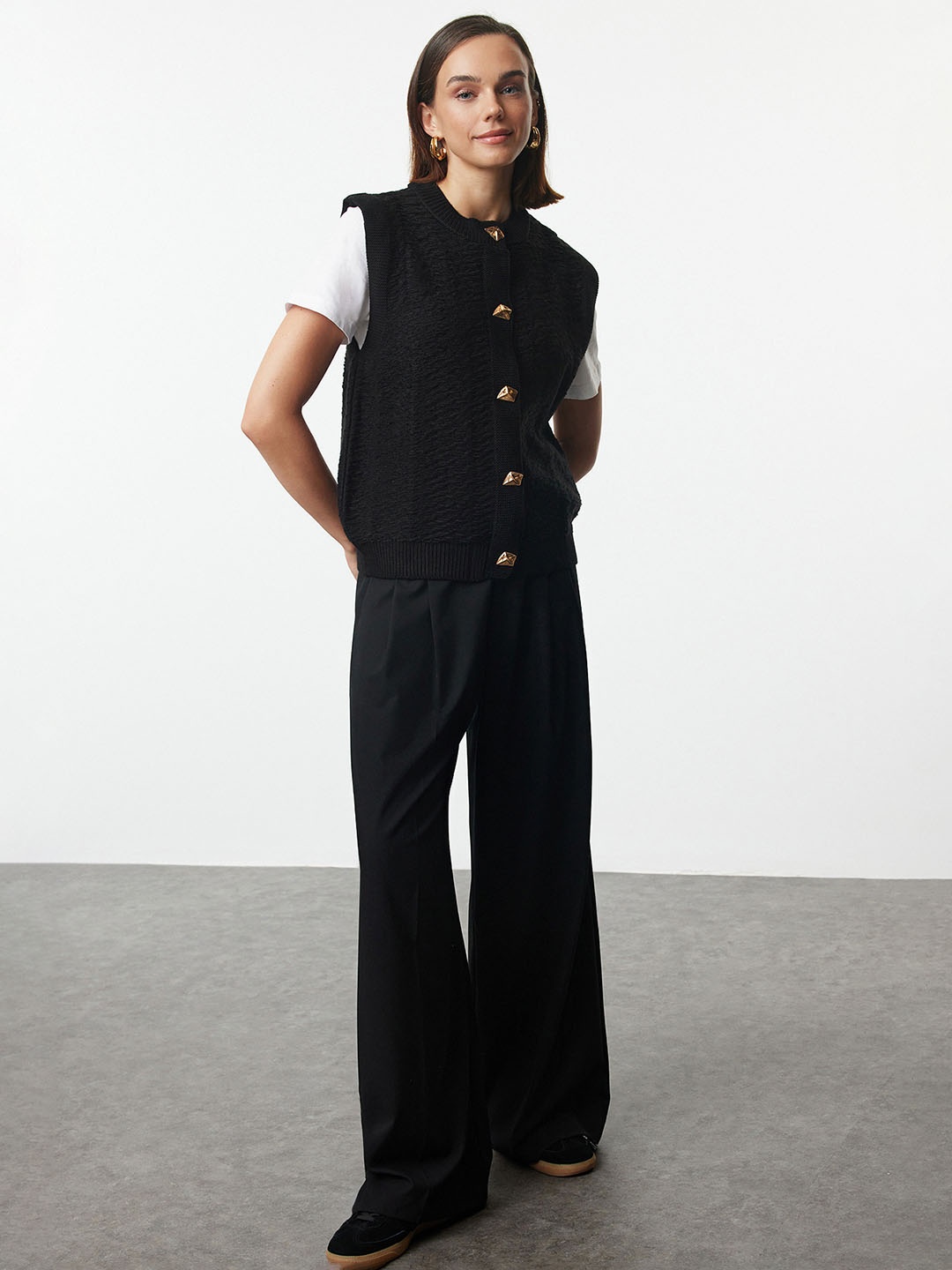 

Trendyol Acrylic Sleeveless Crop Cardigan, Black