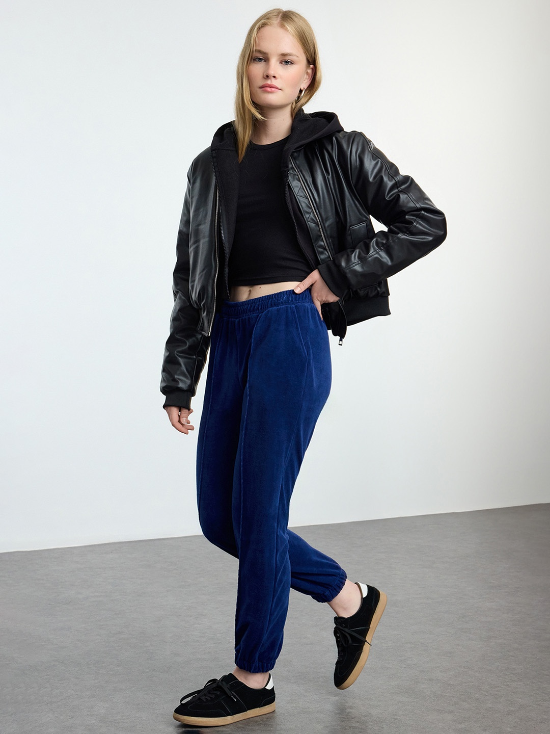 

Trendyol Women Mid-Rise Joggers, Navy blue