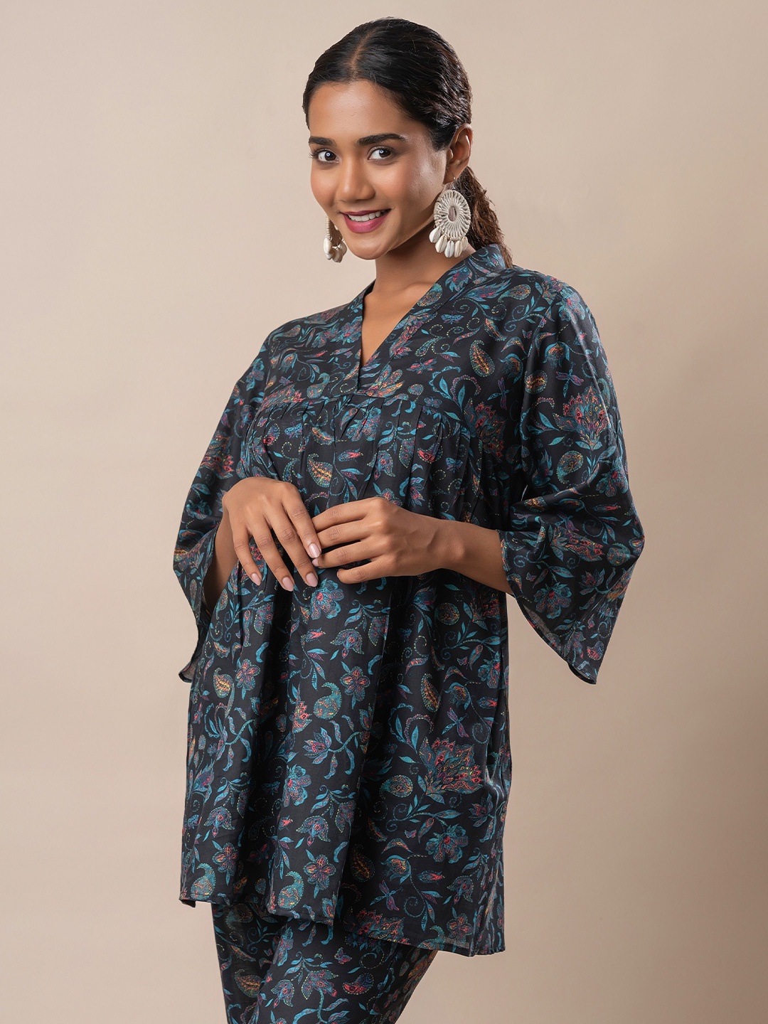 

GULABOSITABO Floral Printed V-Neck Three-Quarter Sleeves Pure Cotton Top, Black