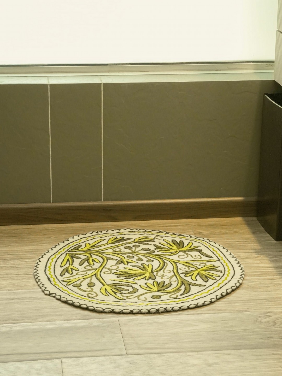 

Swadeh Round Rug - Natural Elegance, White