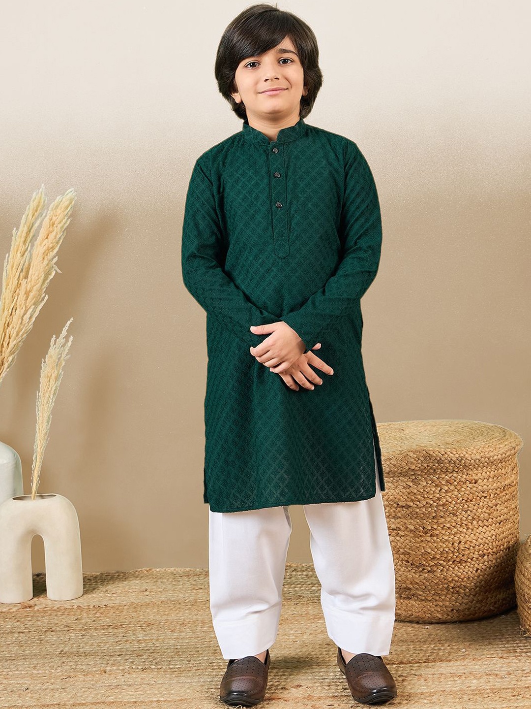 

Here&Now X Sanwara Boys Geometric Embroidered Chikankari Straight Kurta, Green