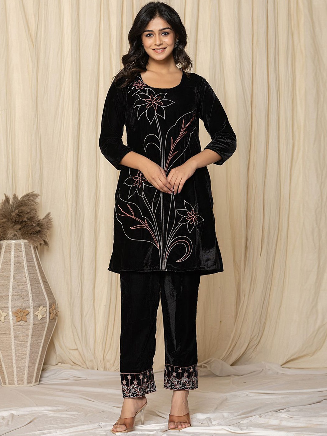 

Yufta Floral Embroidered Round Neck Velvet Tunic With Trousers, Black