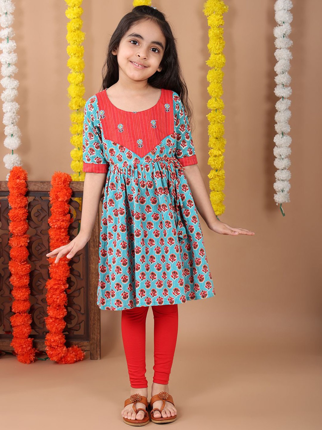 

Sangria Girls Floral Printed Thread Work Pure Cotton Kurta With Leggings, Blue