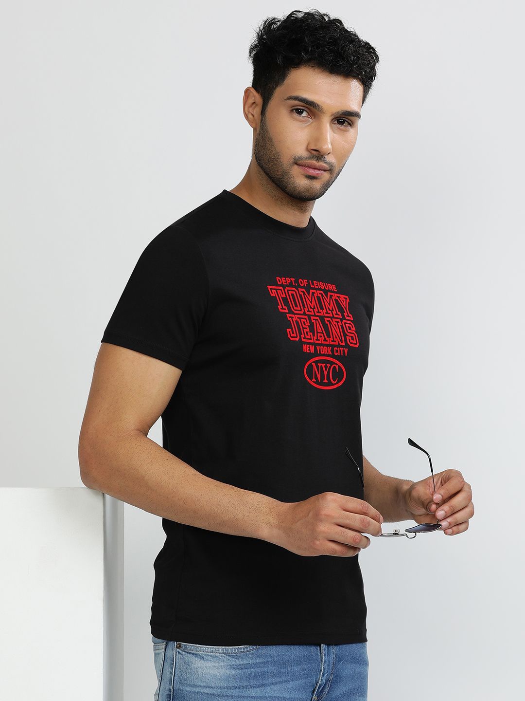 

Tommy Hilfiger Men Typography Printed Pockets T-shirt, Black