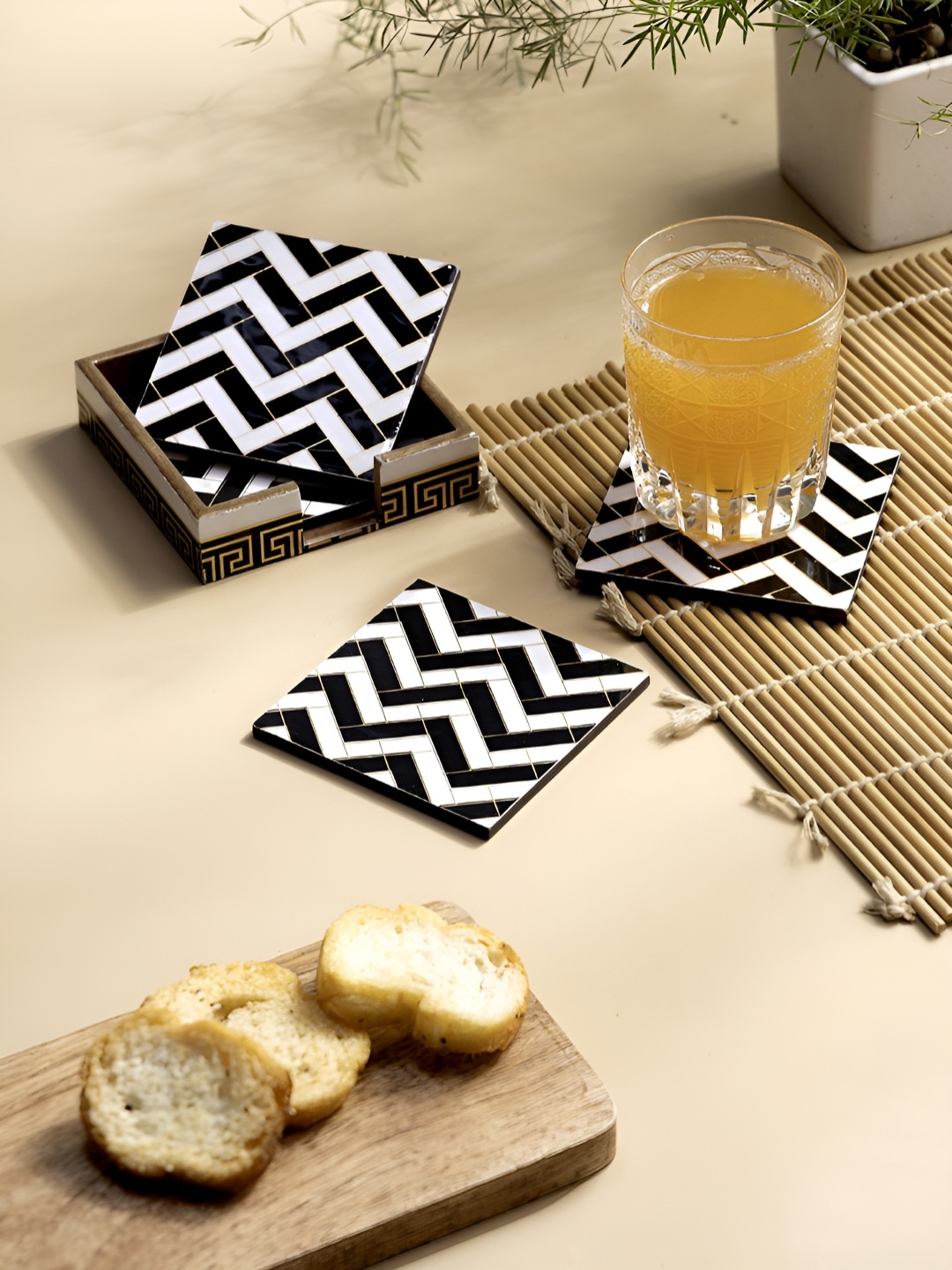 

DULI Black & White 4 Pieces Printed Wooden Square Coasters
