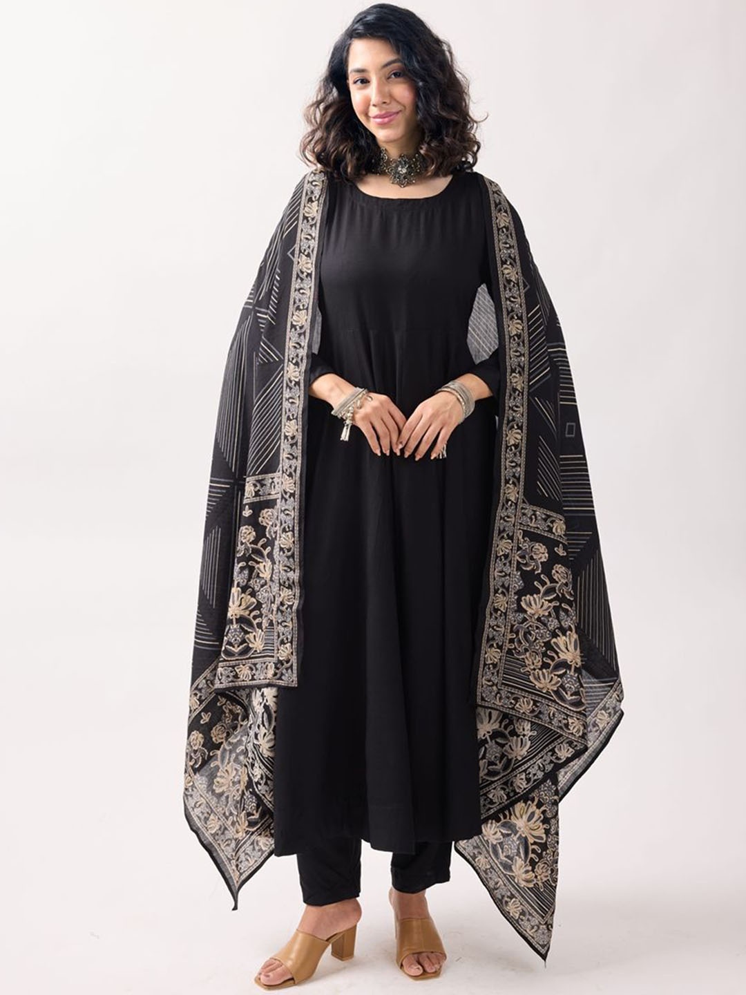 

TOOCHKI Long Sleeves Anarkali Kurta & Salwar With Dupatta, Black