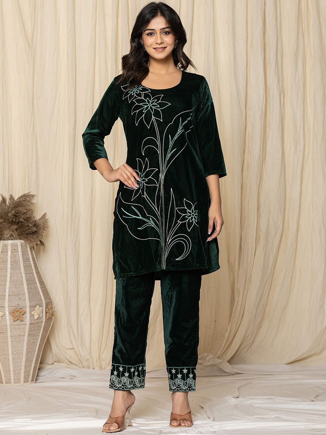 

Yufta Floral Embroidered Round Neck Velvet Tunic With Trousers, Green