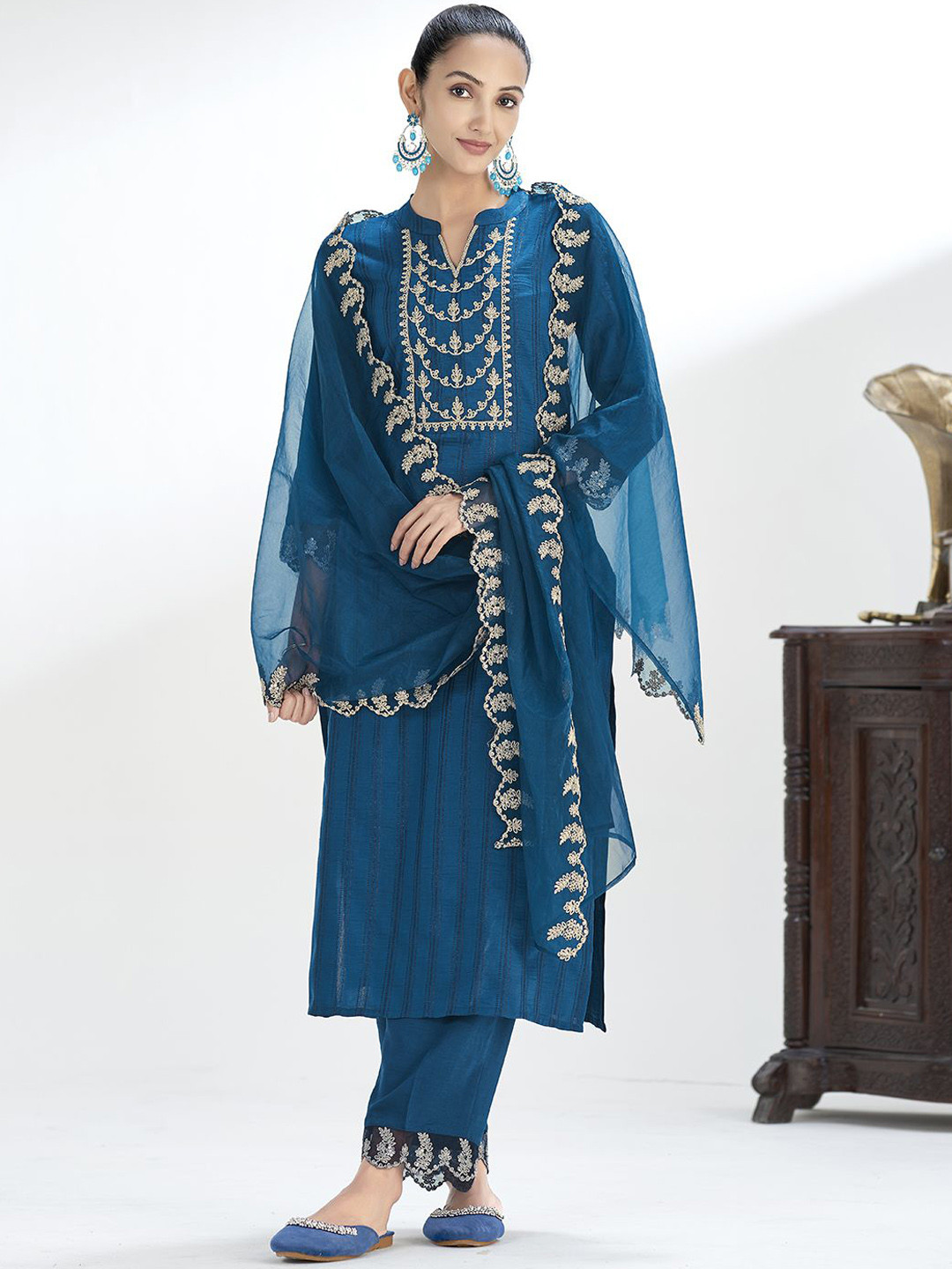 

J Turritopsis Floral Embroidered Sequinned A-Line Kurta With Trousers & Dupatta, Teal