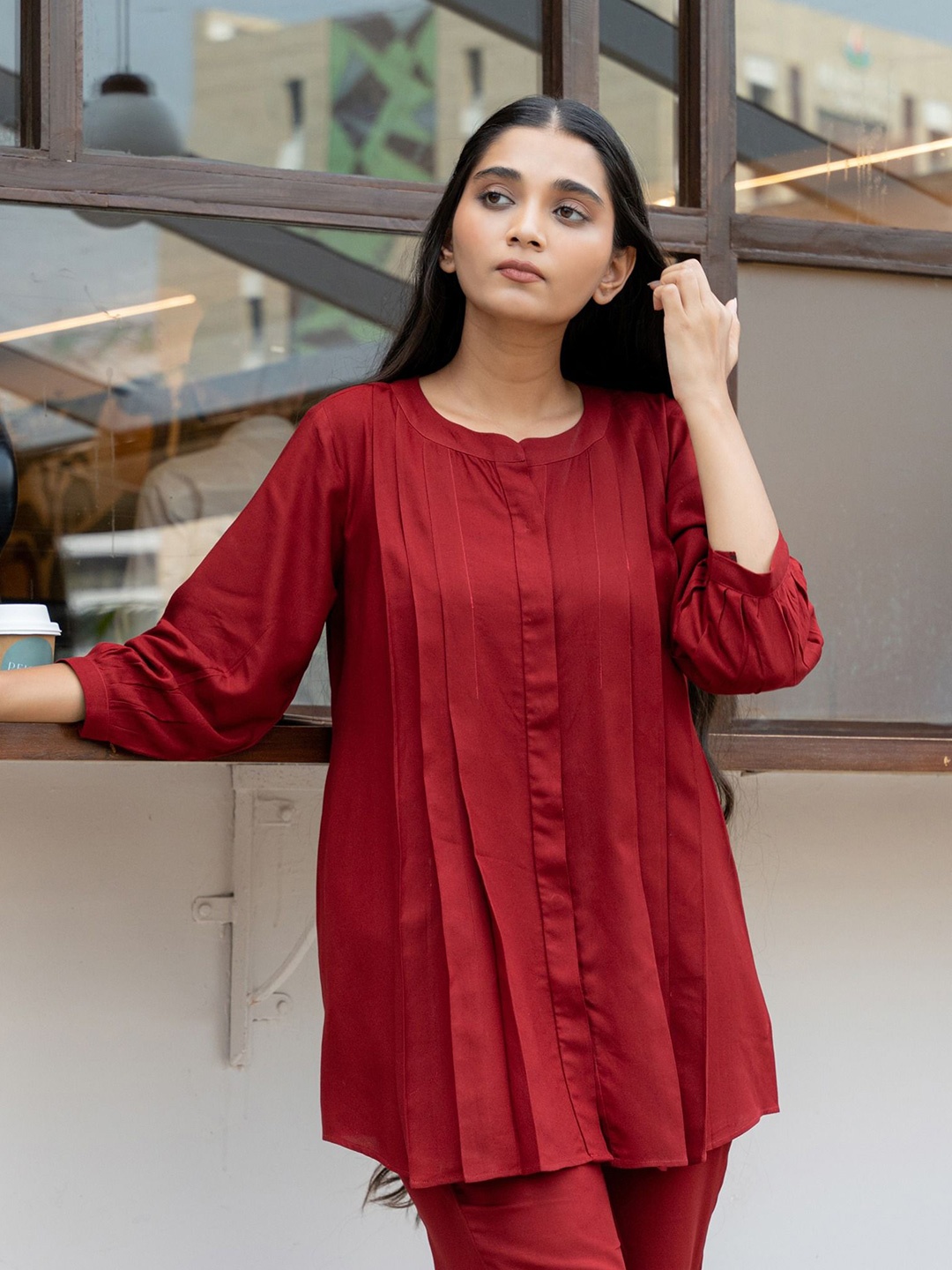 

GULABOSITABO Mandarin Collar Three-Quarter Puff Sleeves Top, Maroon