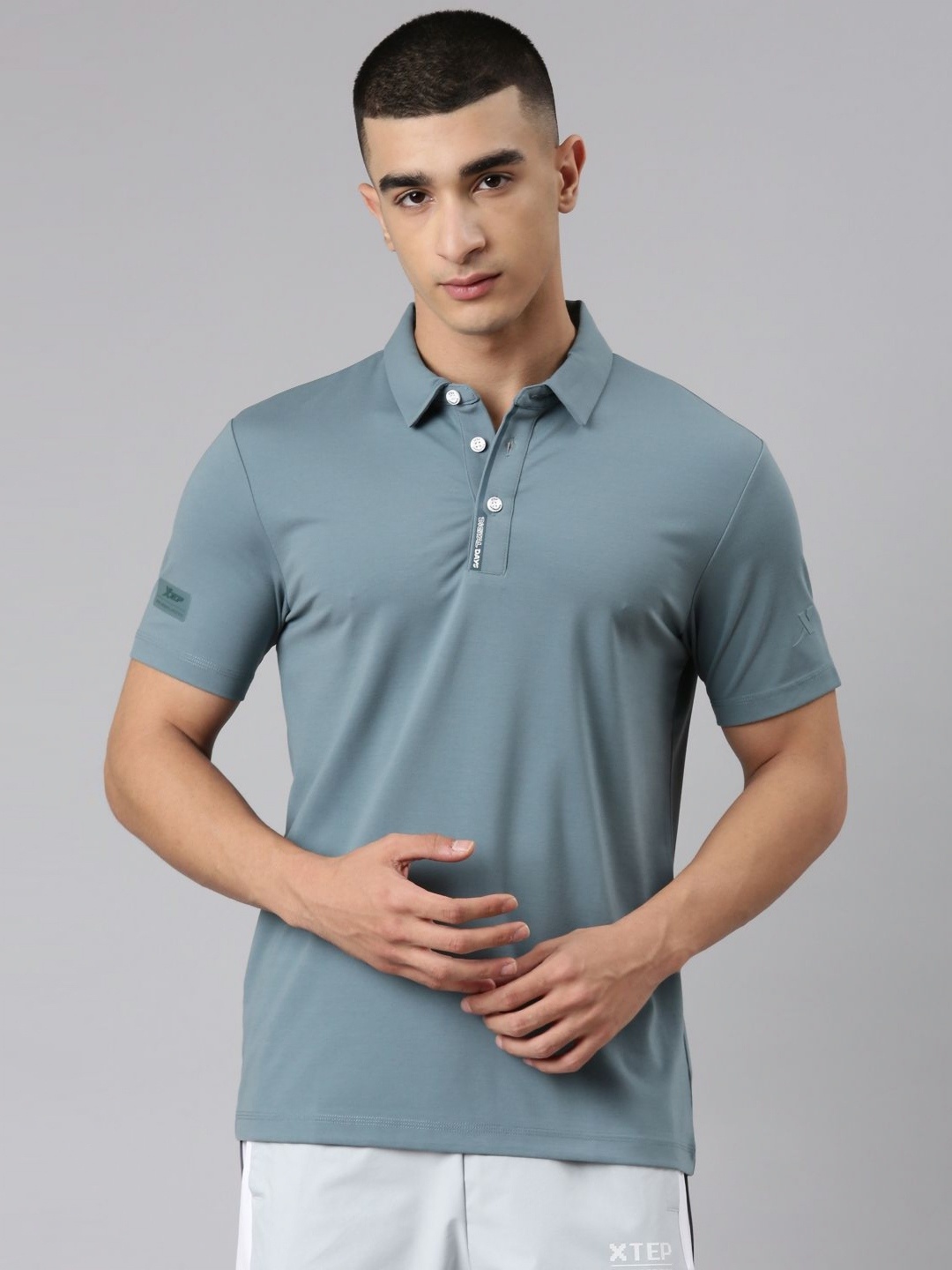 

Xtep Men Solid Polo Collar T-shirt, Grey