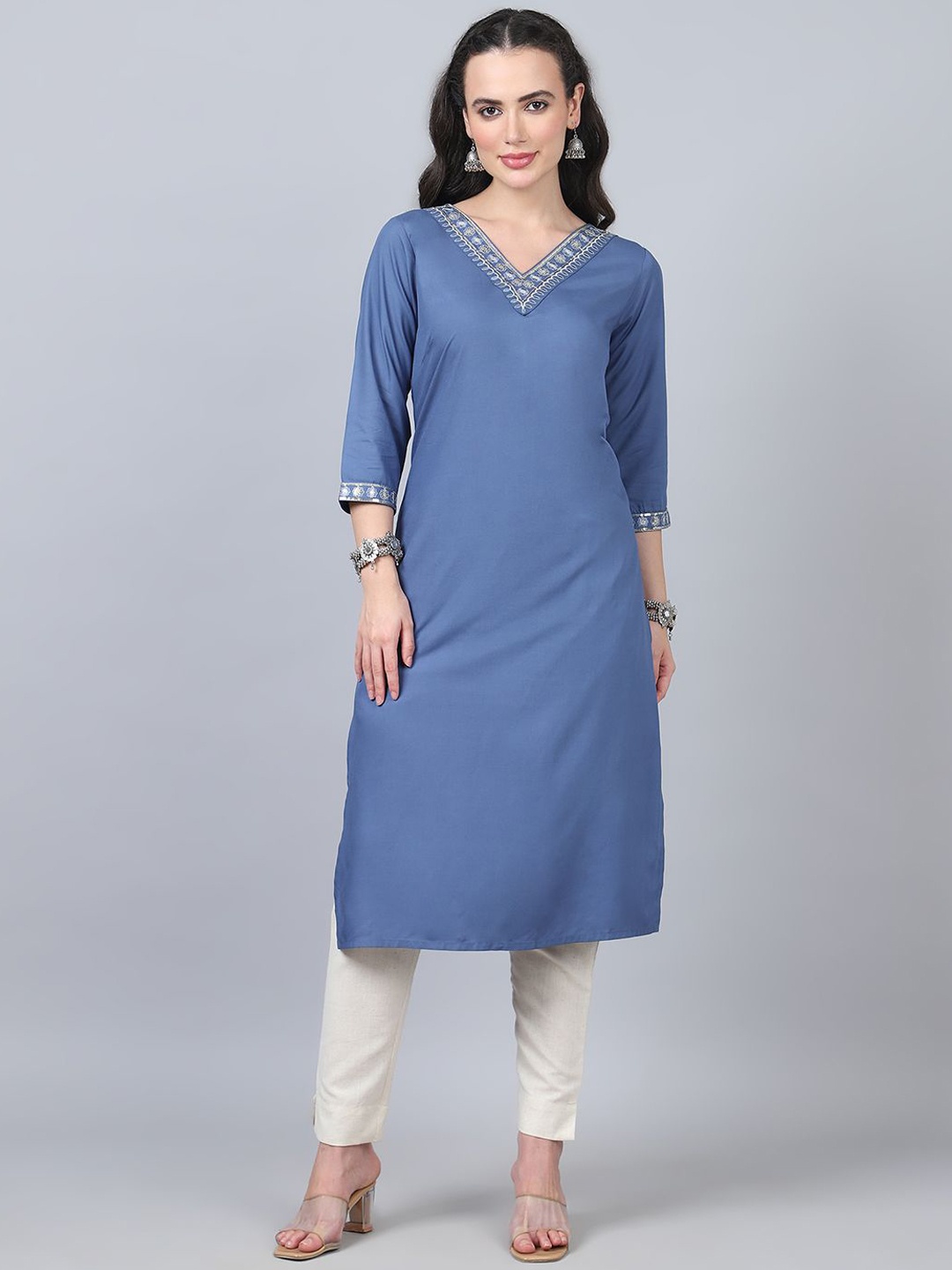 

FLAMBOYANT Women Embroidered Kurta, Blue