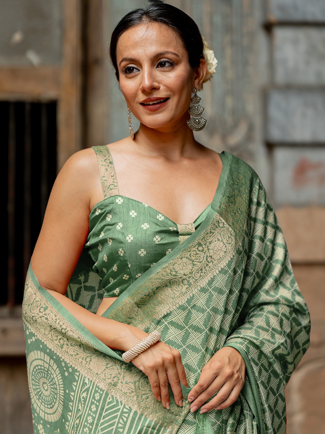 

MIRCHI FASHION Zari Silk Blend Saree, Green